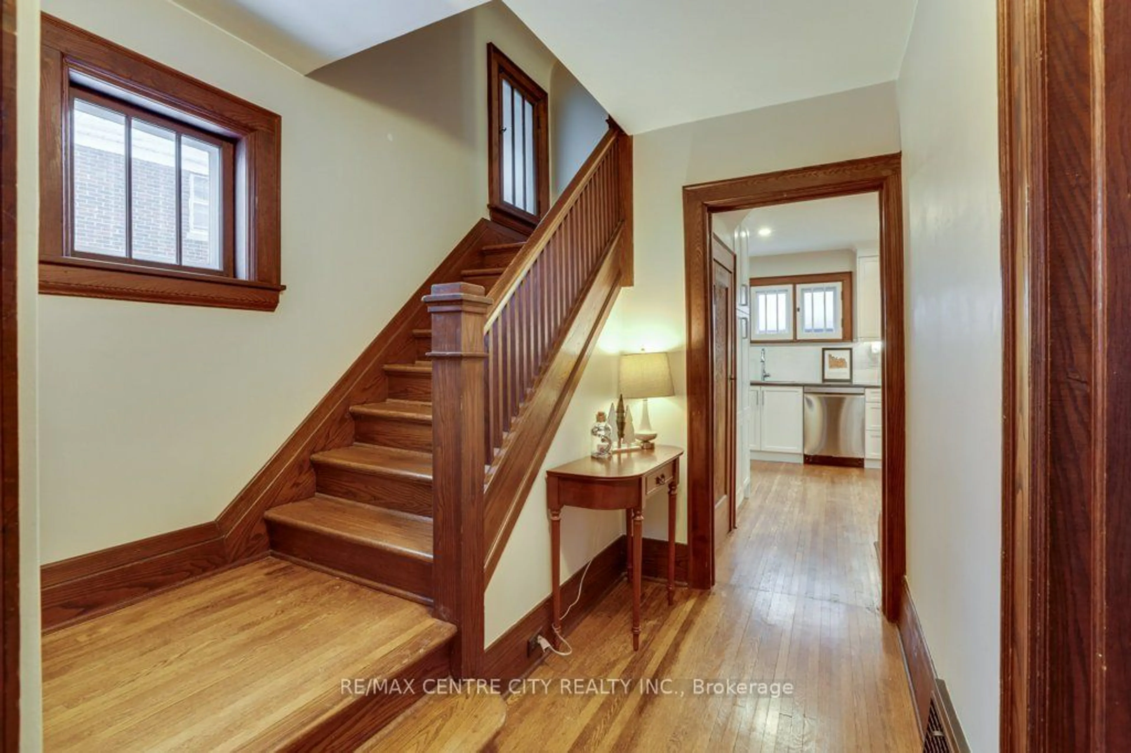 Indoor entryway for 105 Windsor Cres, London Ontario N6C 1V9