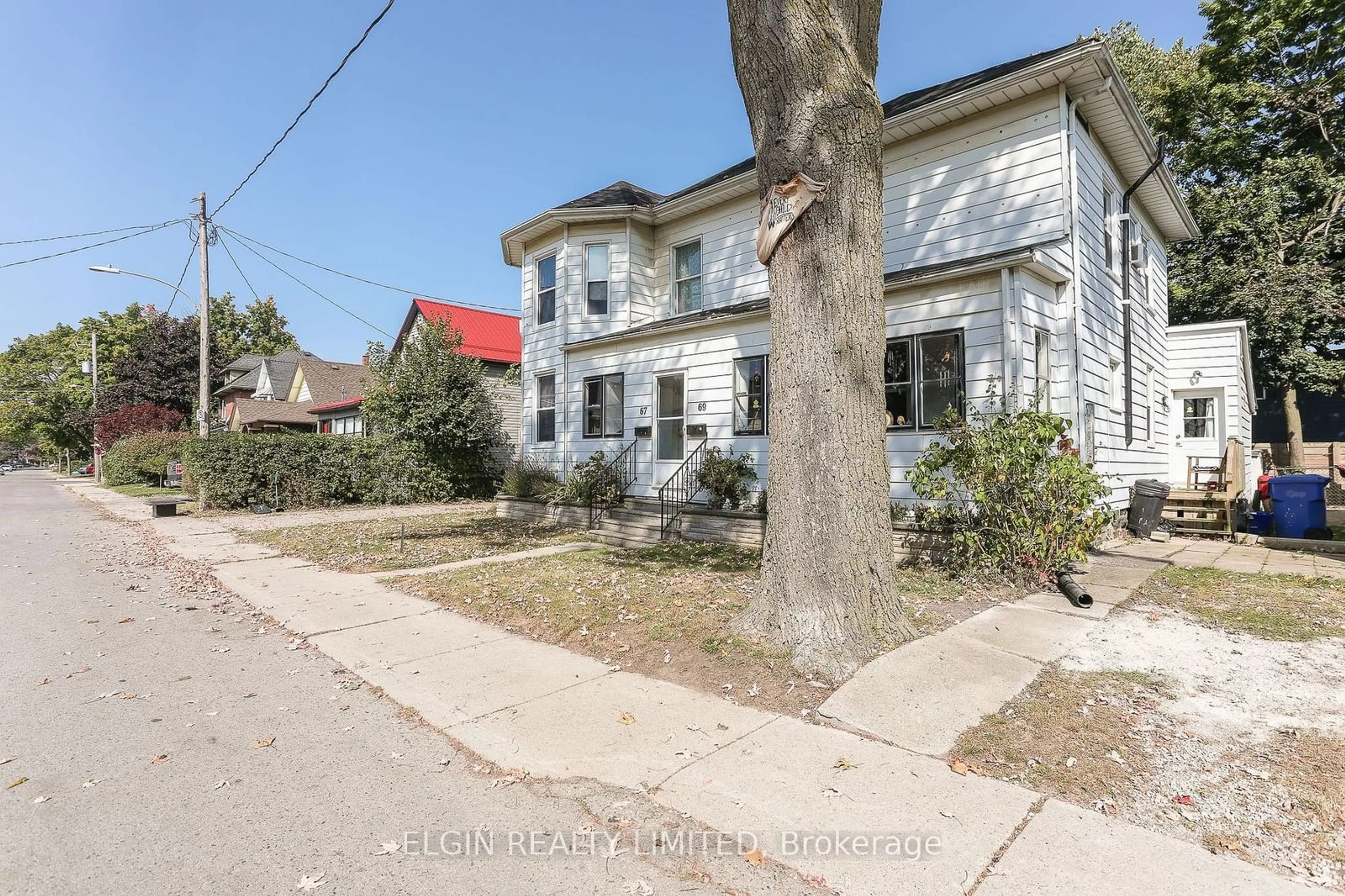 A pic from outside/outdoor area/front of a property/back of a property/a pic from drone, street for 67-69 Elizabeth St, St. Thomas Ontario N5R 2X3