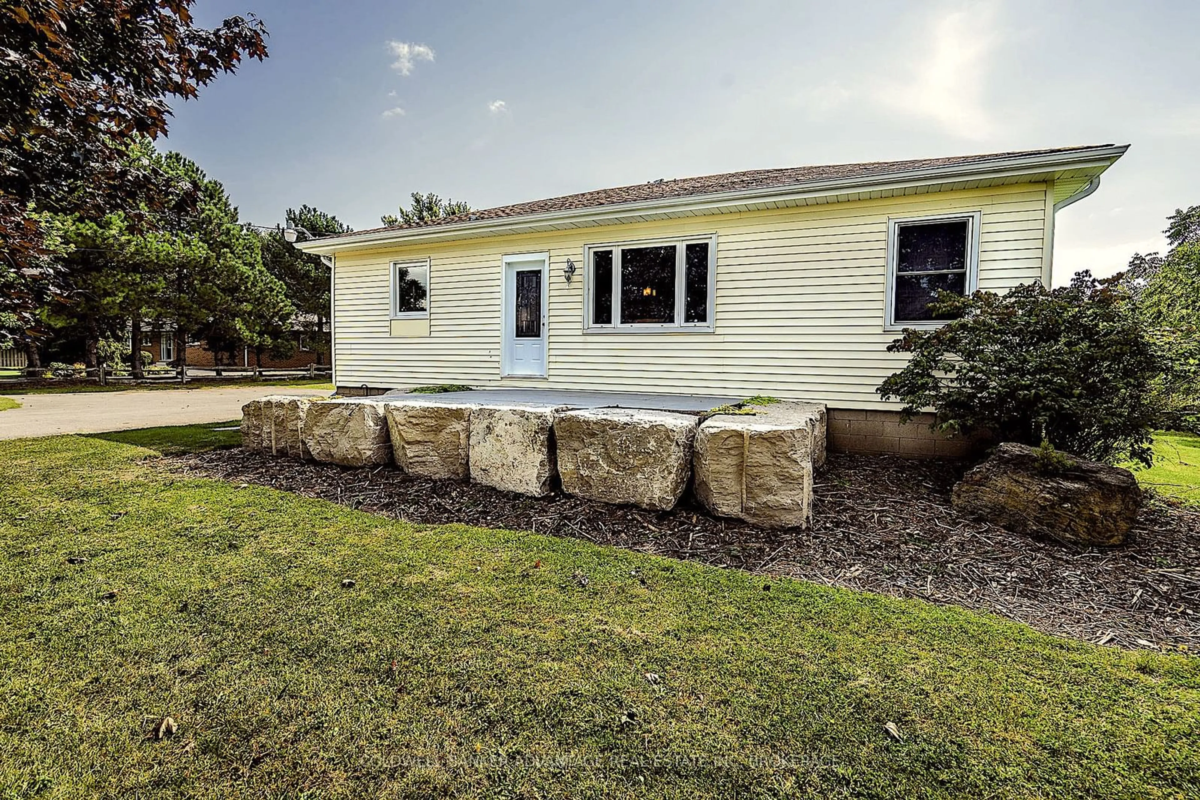 Home with vinyl exterior material, unknown for 2775 Highway 3, Port Colborne Ontario L3K 5V3