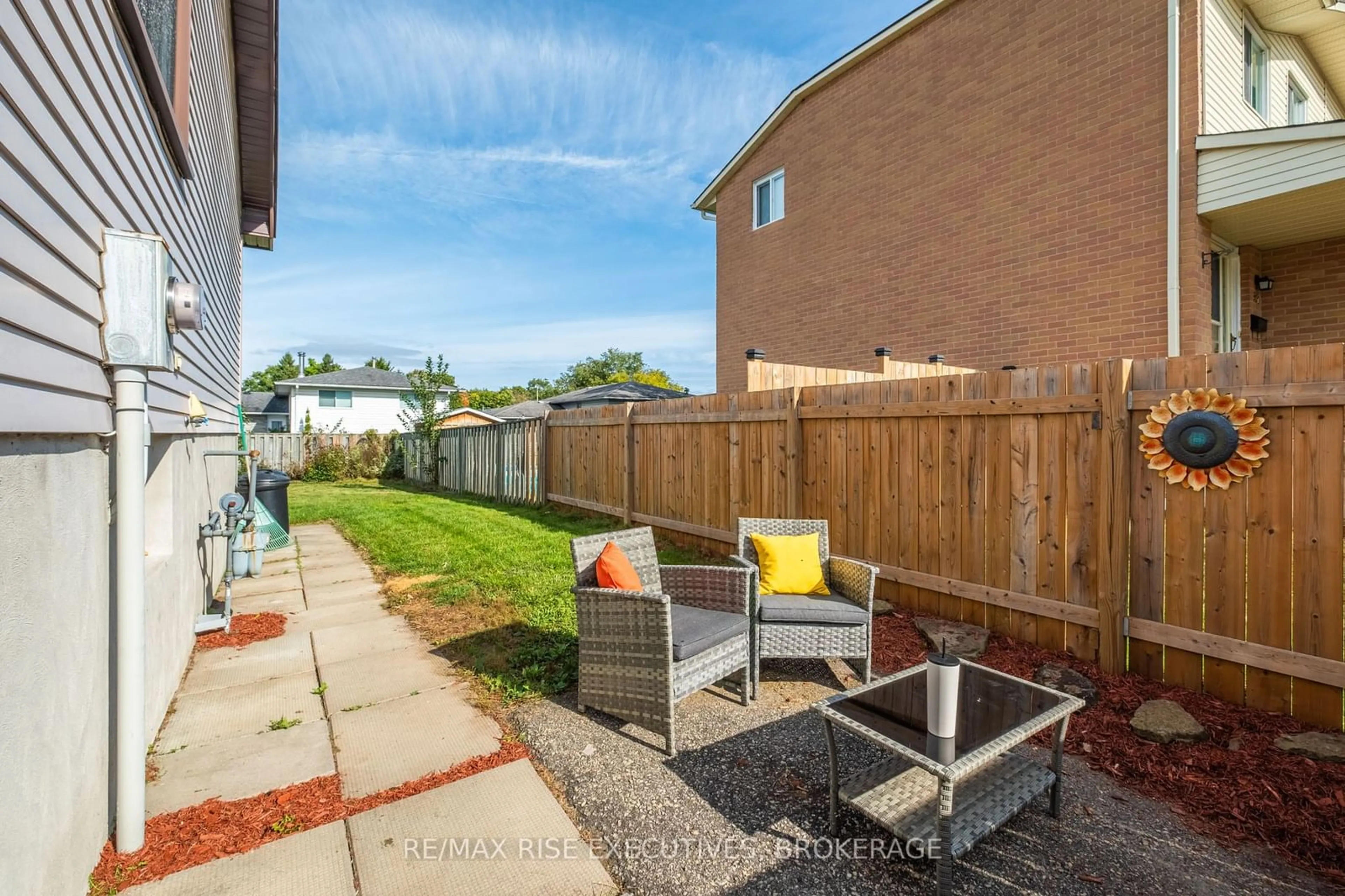 Patio, street for 859 CUNNINGHAM Cres, Brockville Ontario K6V 6H3