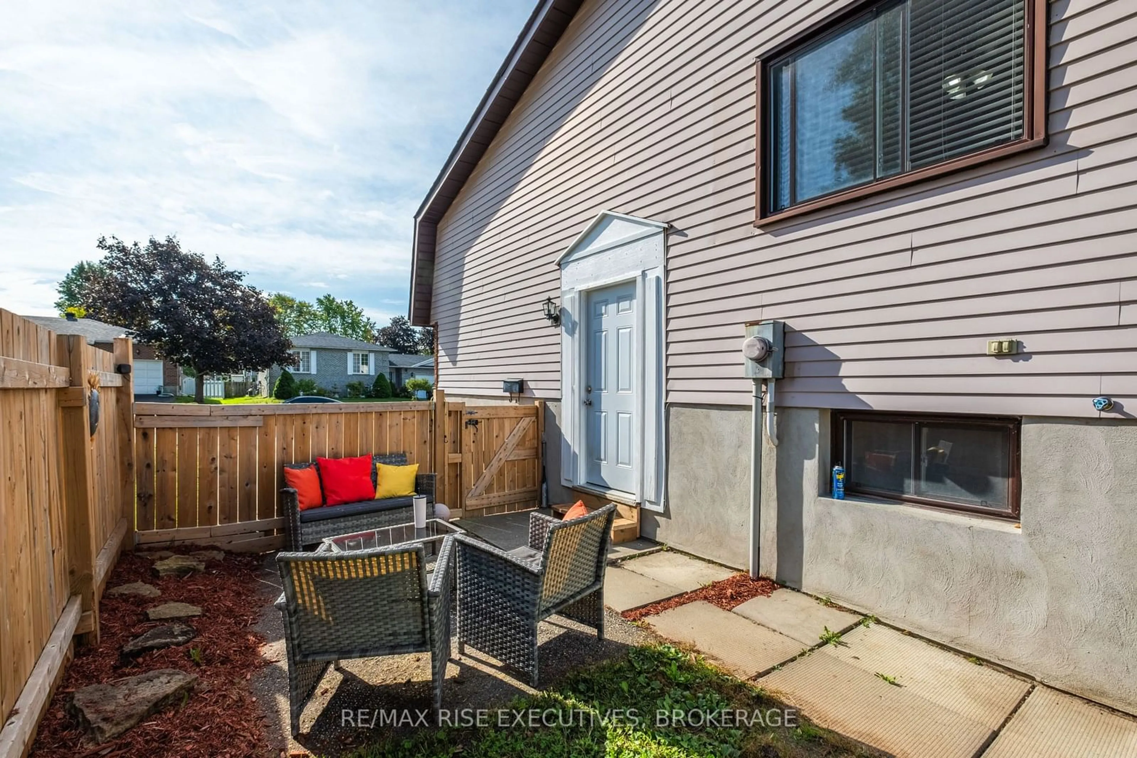 Patio, street for 859 CUNNINGHAM Cres, Brockville Ontario K6V 6H3