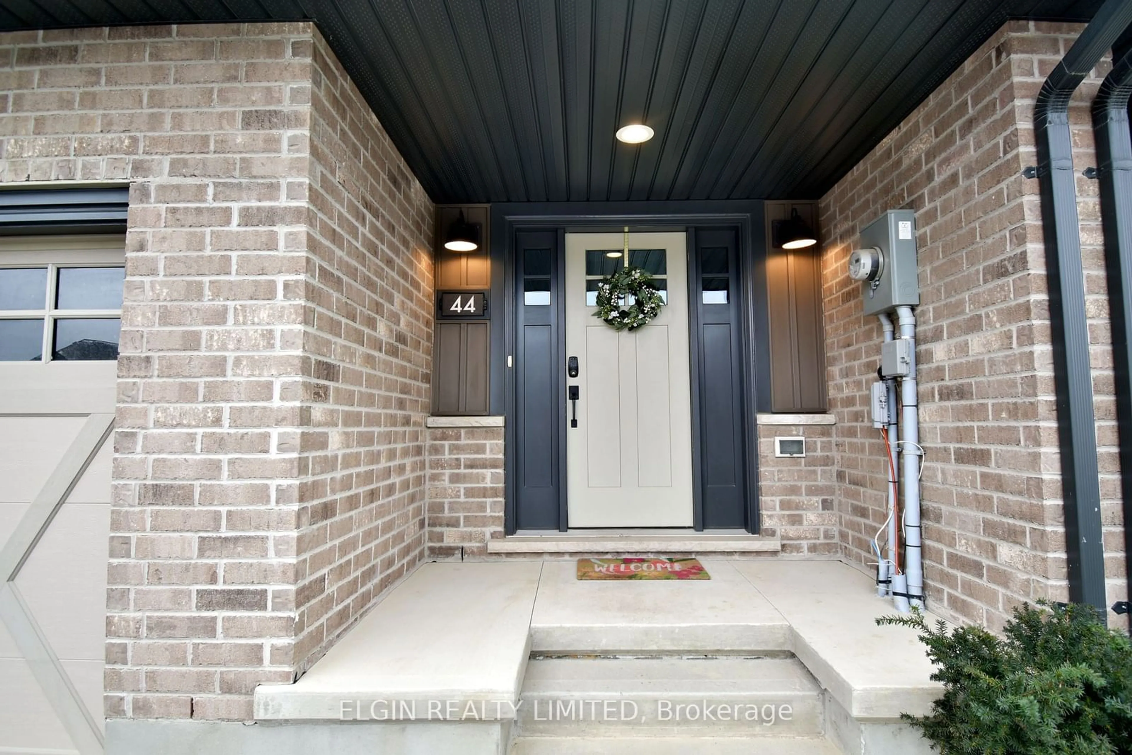 Indoor entryway for 44 Charter Creek Crt, St. Thomas Ontario N5R 0L3