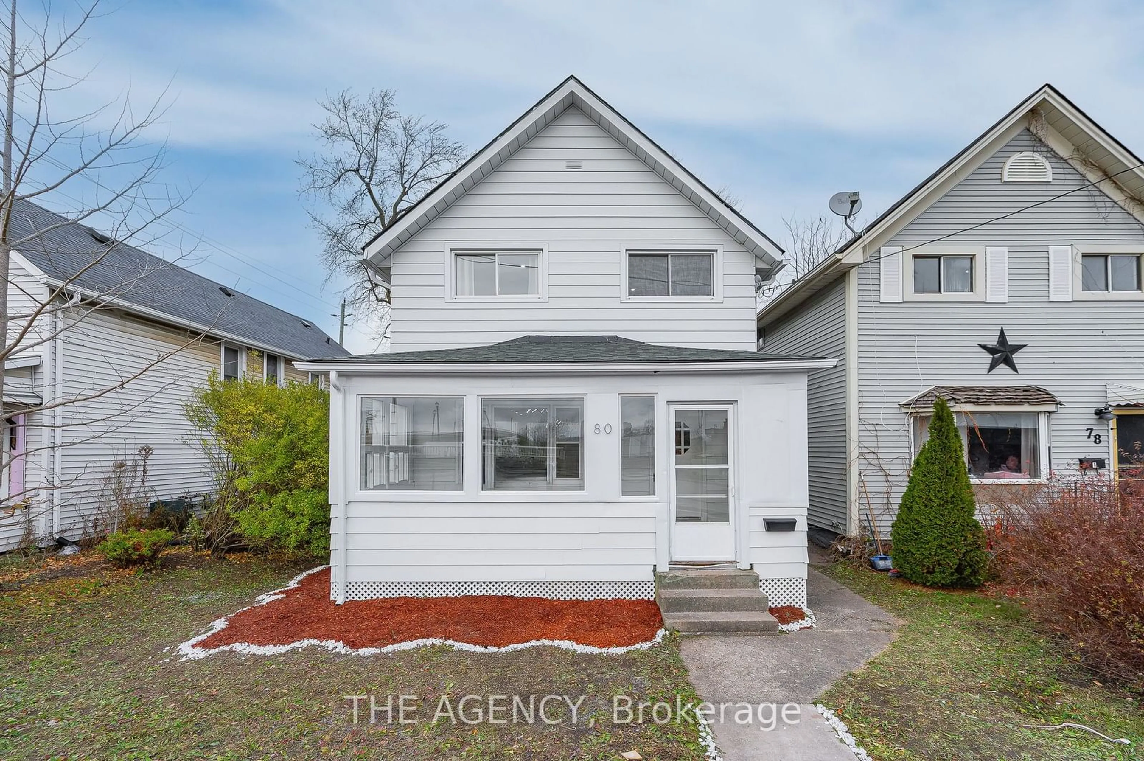 A pic from outside/outdoor area/front of a property/back of a property/a pic from drone, street for 80 Courtwright St, Fort Erie Ontario L2A 2R7