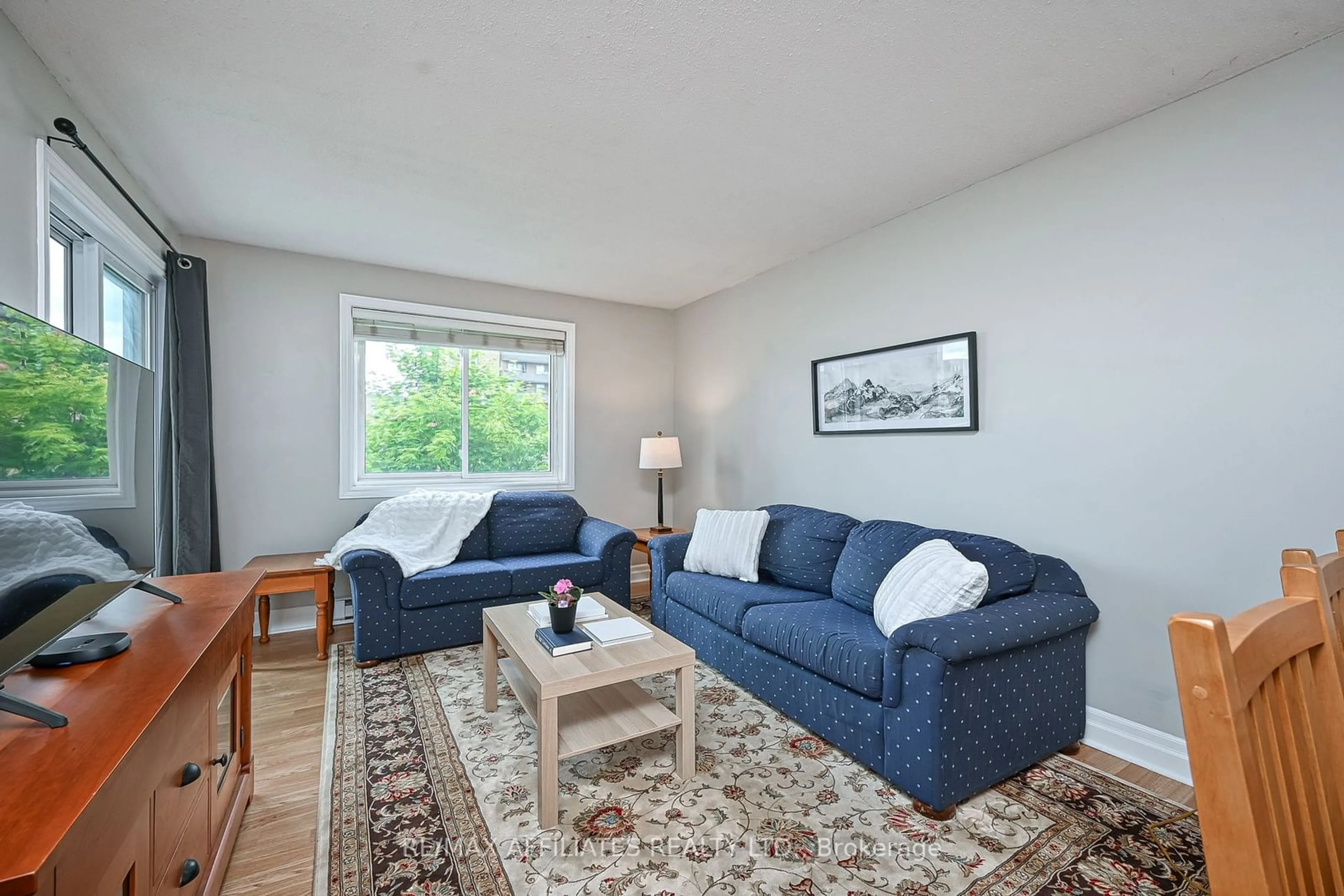 Living room with furniture, wood/laminate floor for 250 Brittany Dr #305, Manor Park - Cardinal Glen and Area Ontario K1K 4M1