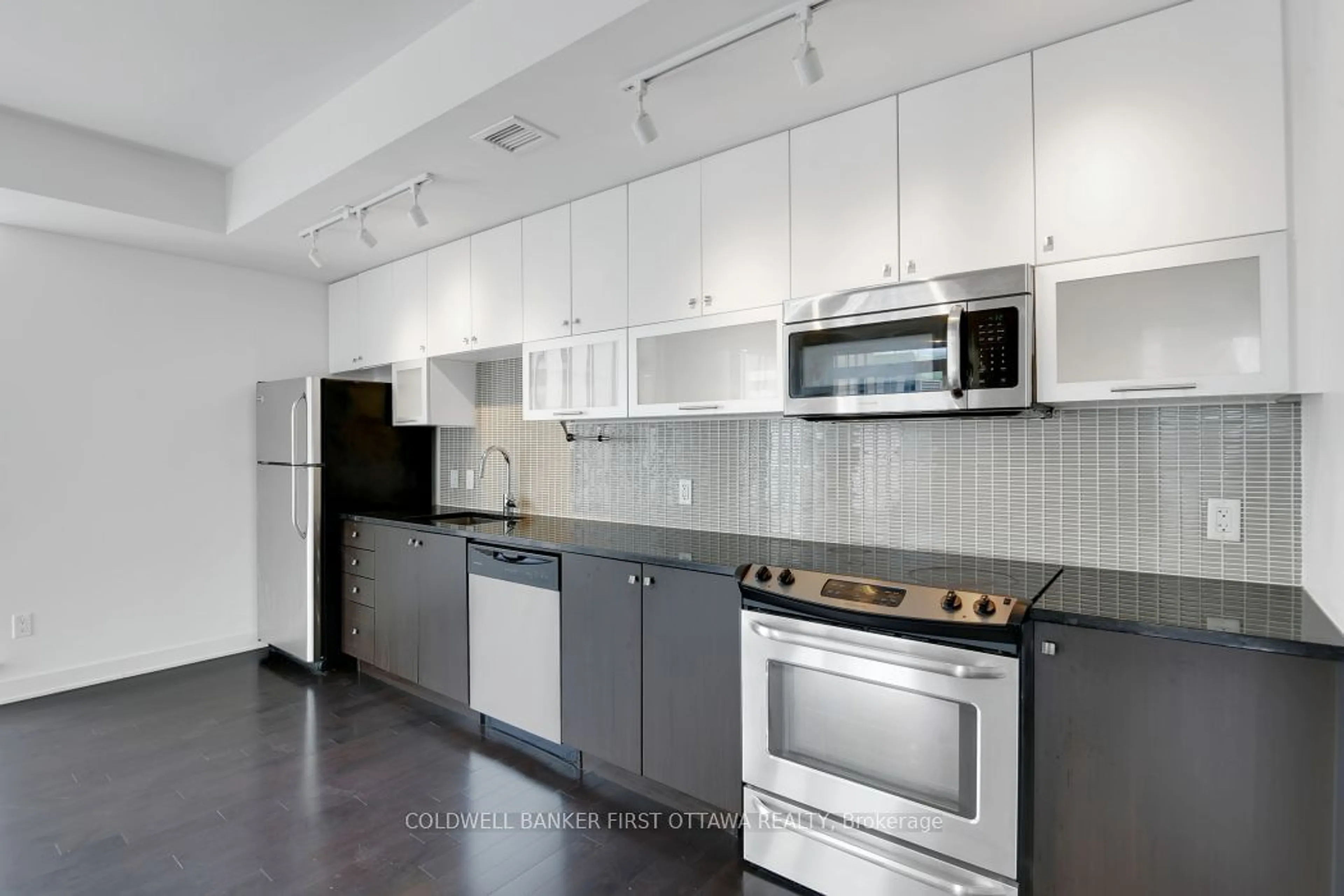 Standard kitchen, ceramic/tile floor for 179 Metcalfe St #2504, Ottawa Centre Ontario K2P 1P7