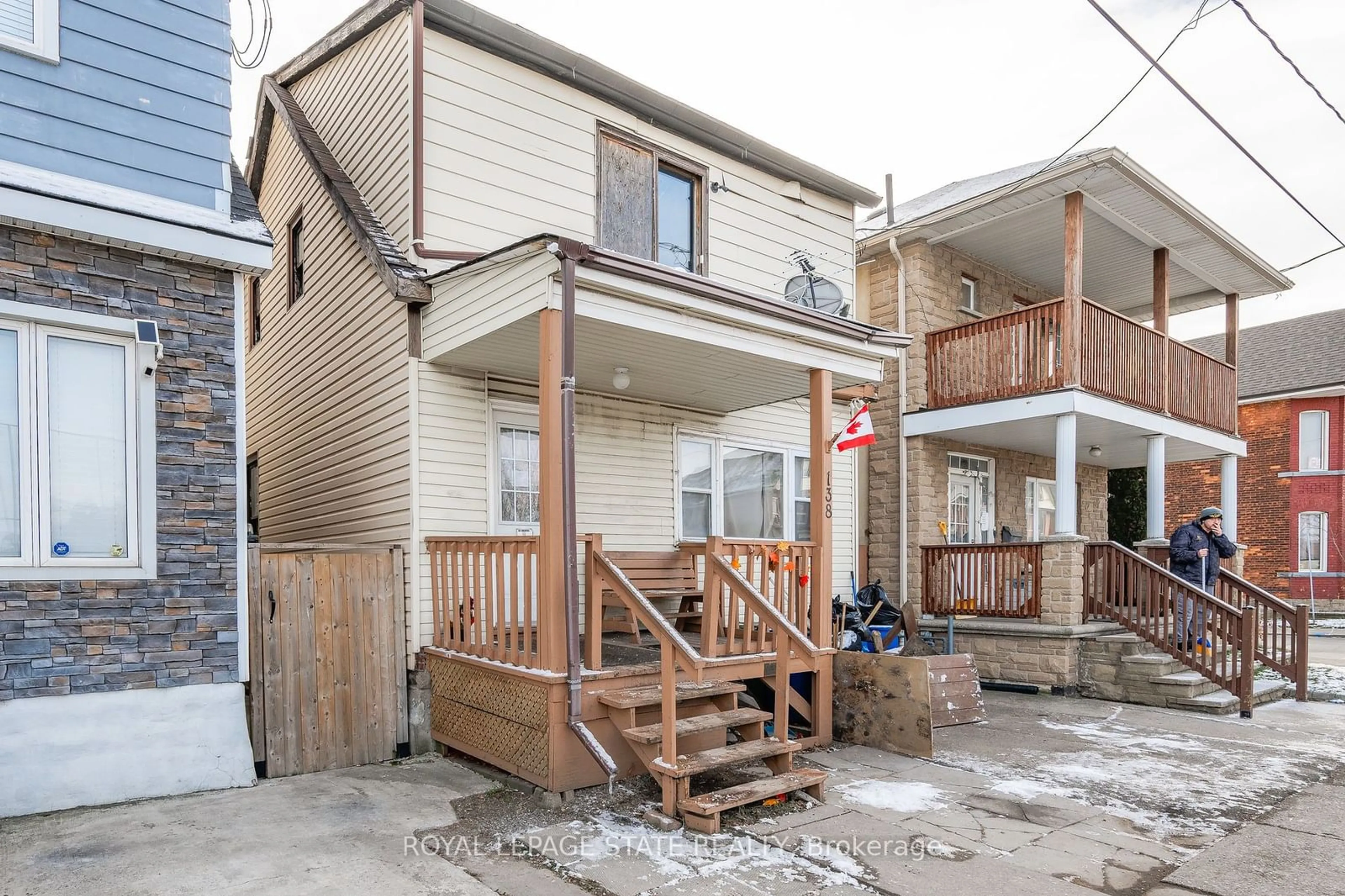 Patio, street for 138 Sanford Ave, Hamilton Ontario L8L 5Z5