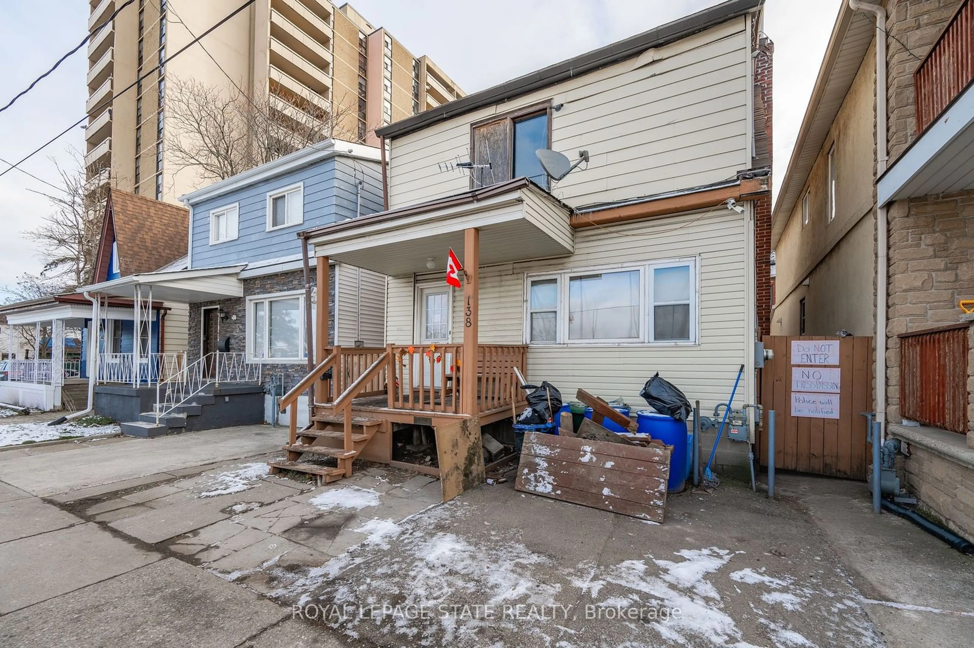 Patio, street for 138 Sanford Ave, Hamilton Ontario L8L 5Z5