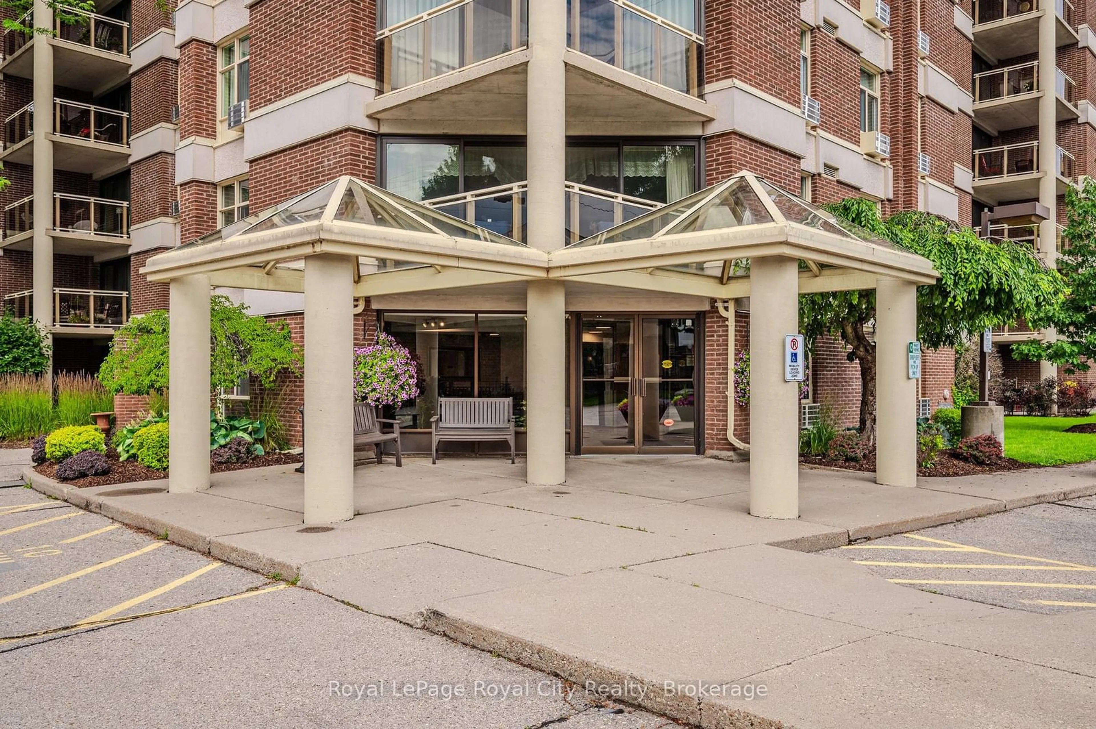 Indoor foyer for 8 CHRISTOPHER Crt #401, Guelph Ontario N1G 4N7