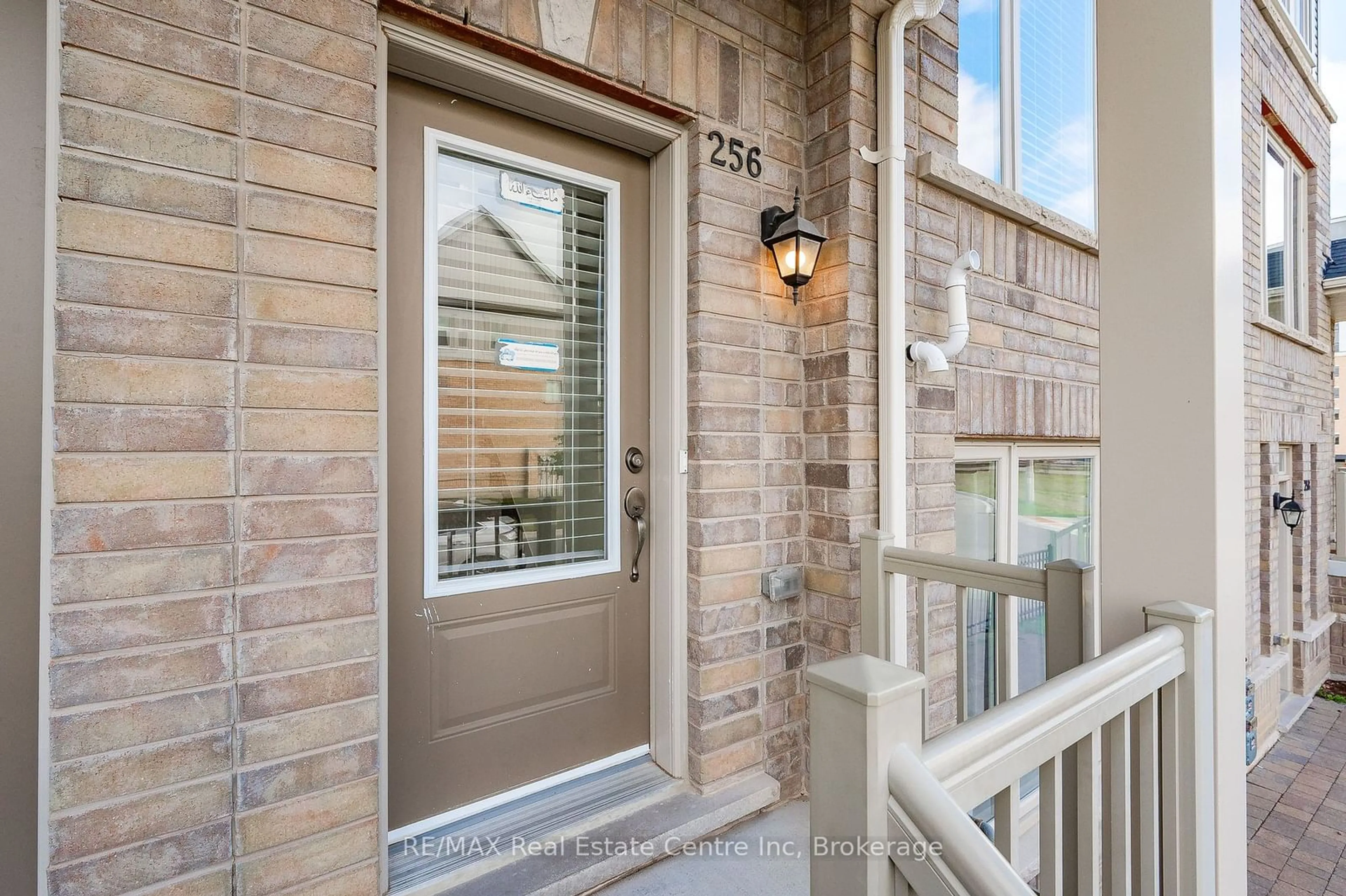 Indoor entryway for 256 LAW Dr, Guelph Ontario N1E 0P6