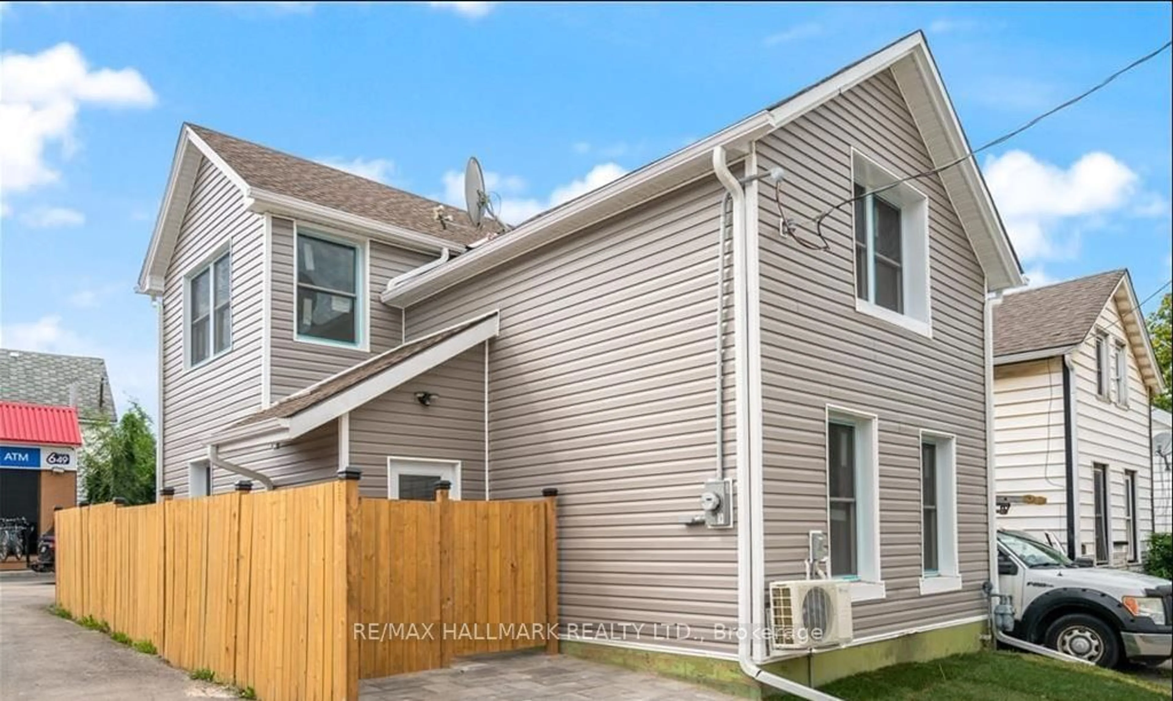 Home with vinyl exterior material, street for 1 Tasker St, St. Catharines Ontario L2R 3Z7