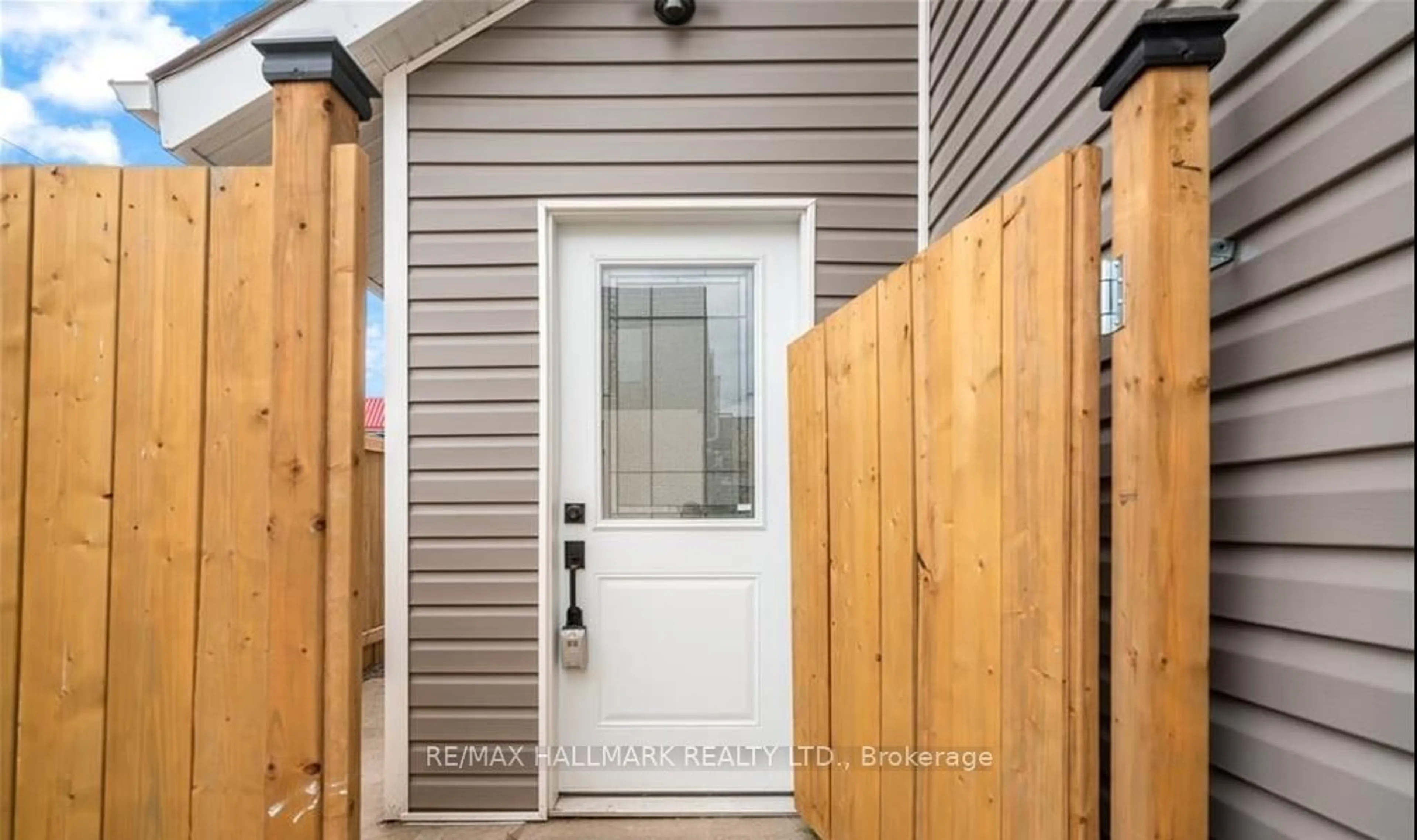 Indoor entryway for 1 Tasker St, St. Catharines Ontario L2R 3Z7