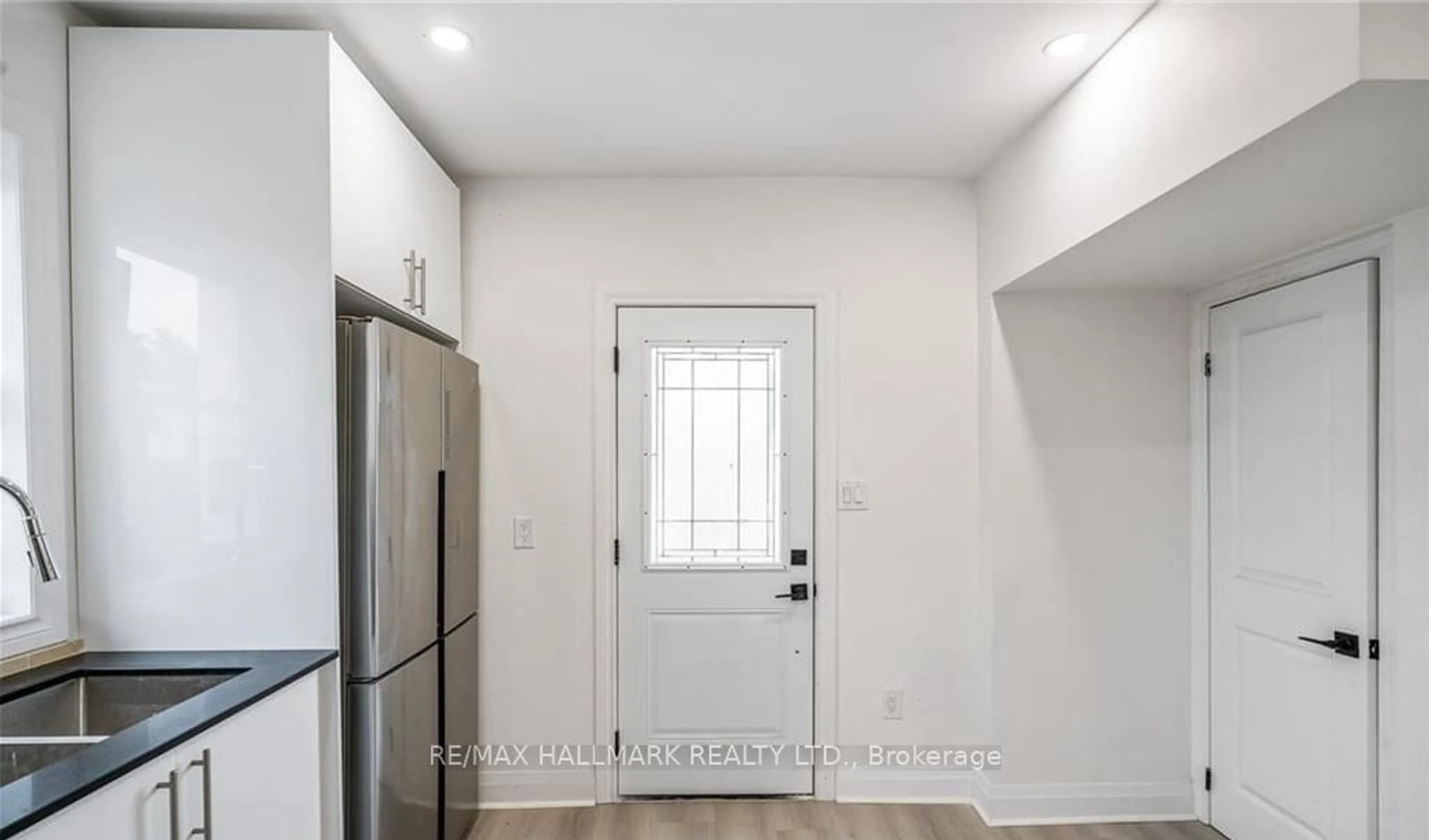 Indoor entryway for 1 Tasker St, St. Catharines Ontario L2R 3Z7