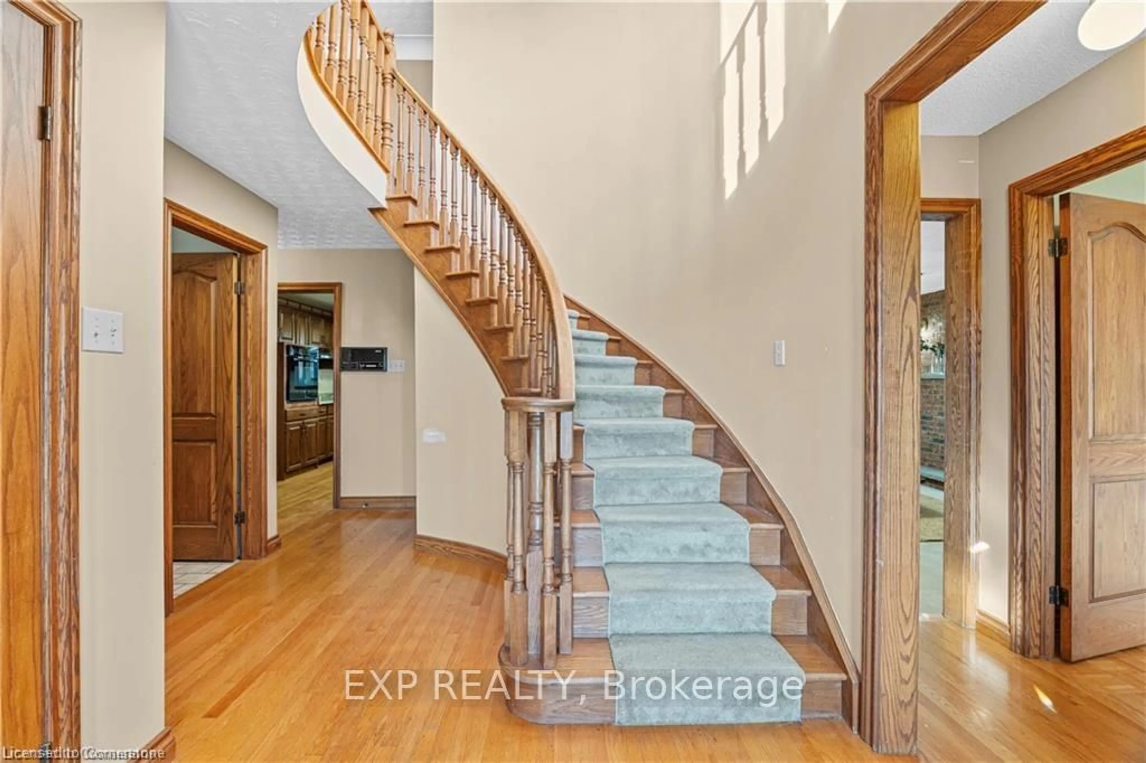 Indoor entryway for 87 Third Rd, Hamilton Ontario L8J 3J5