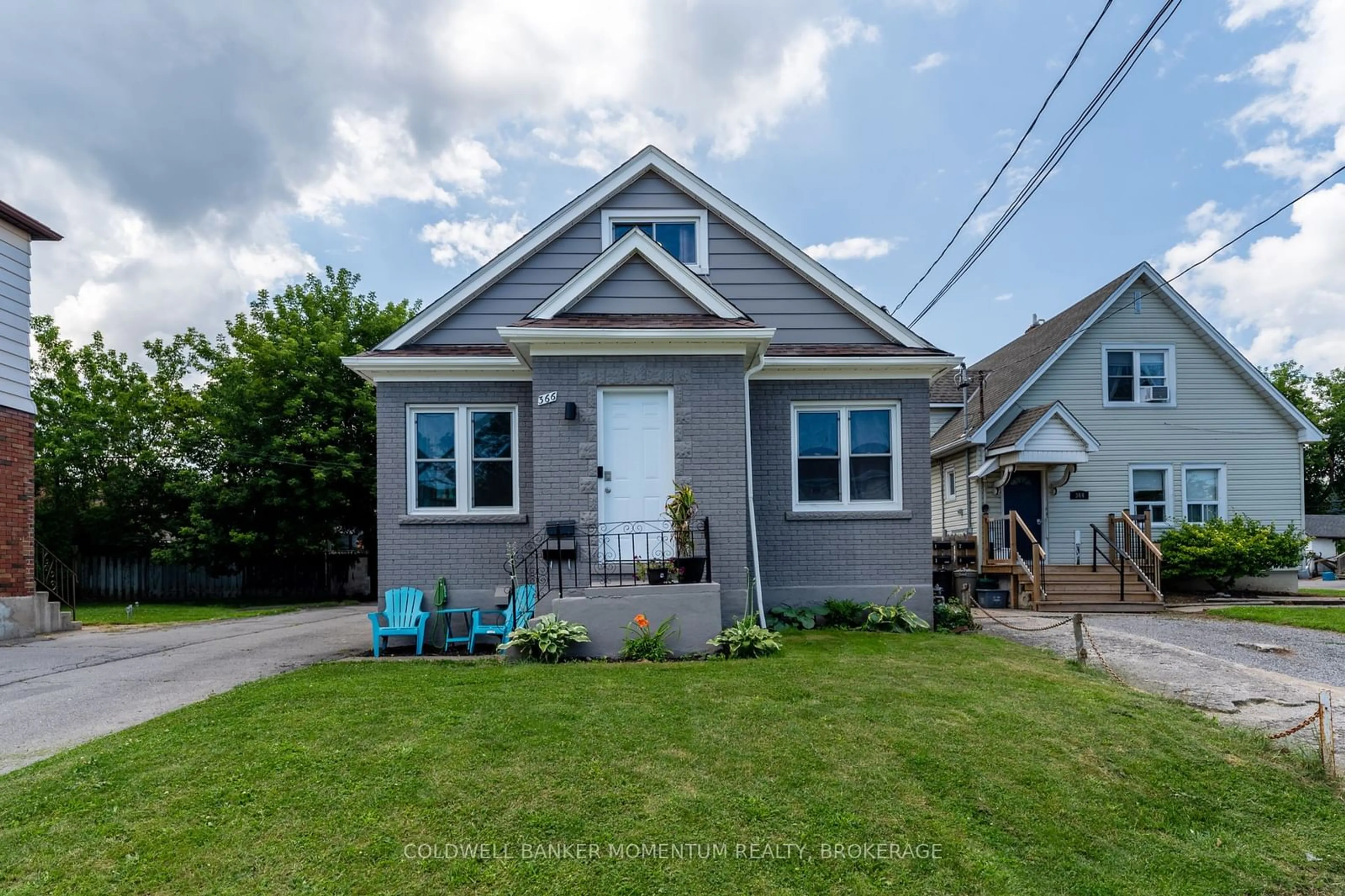 Home with vinyl exterior material, street for 366 Carlton St, St. Catharines Ontario L2M 4W6