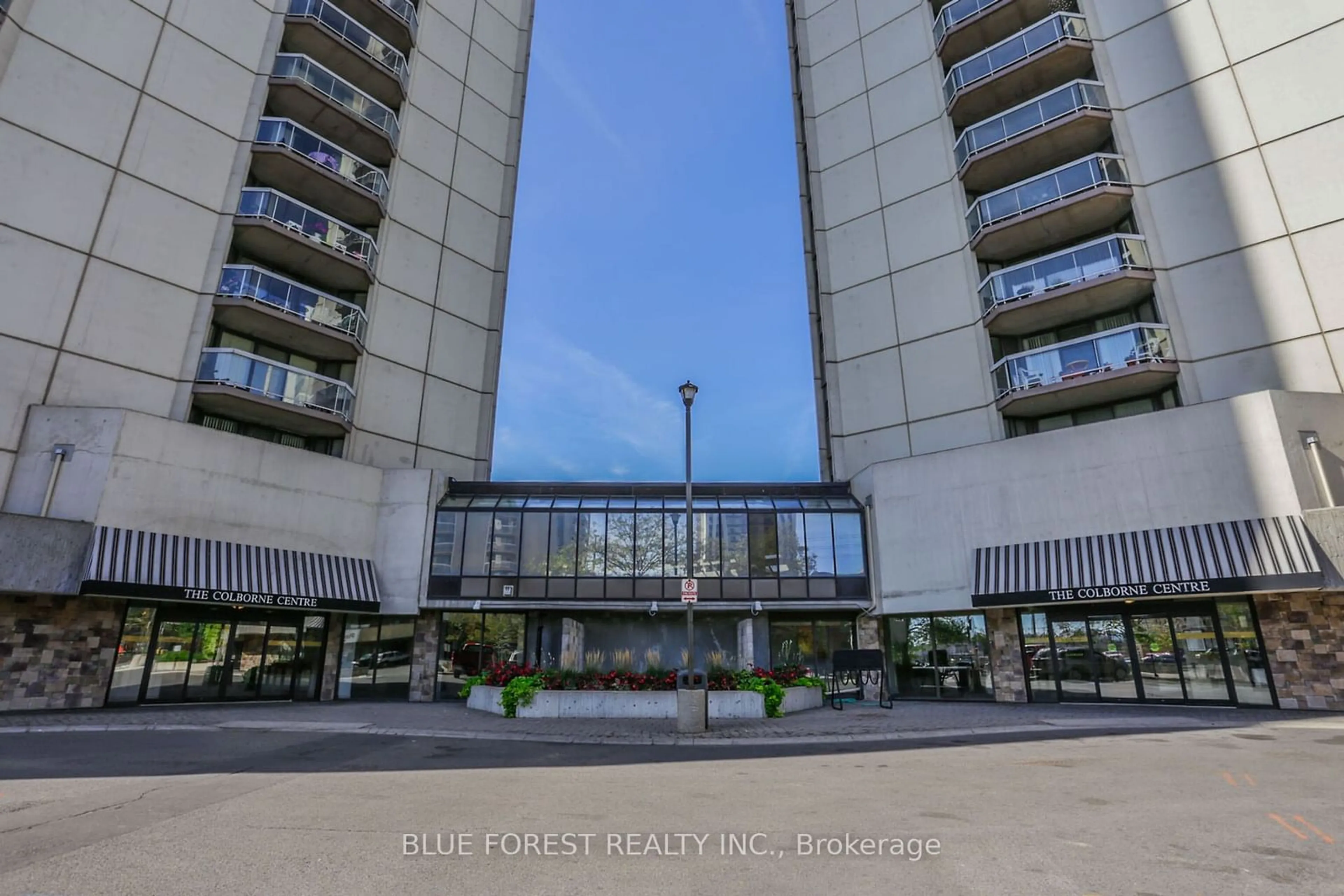 Indoor foyer for 323 COLBORNE St #1701, London Ontario N6B 3N8