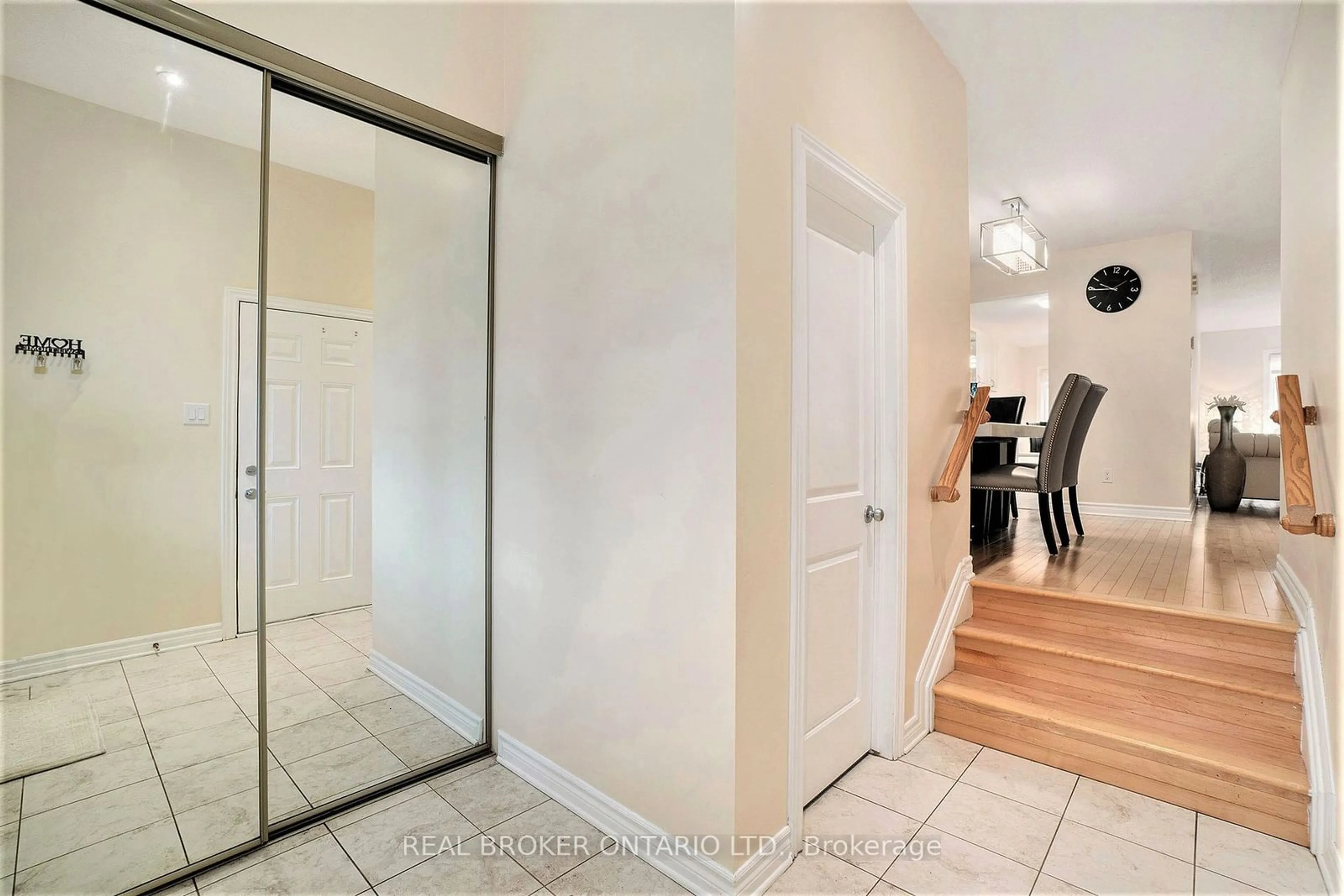 Indoor entryway for 524 Paine Ave, Kanata Ontario K2S 1B9