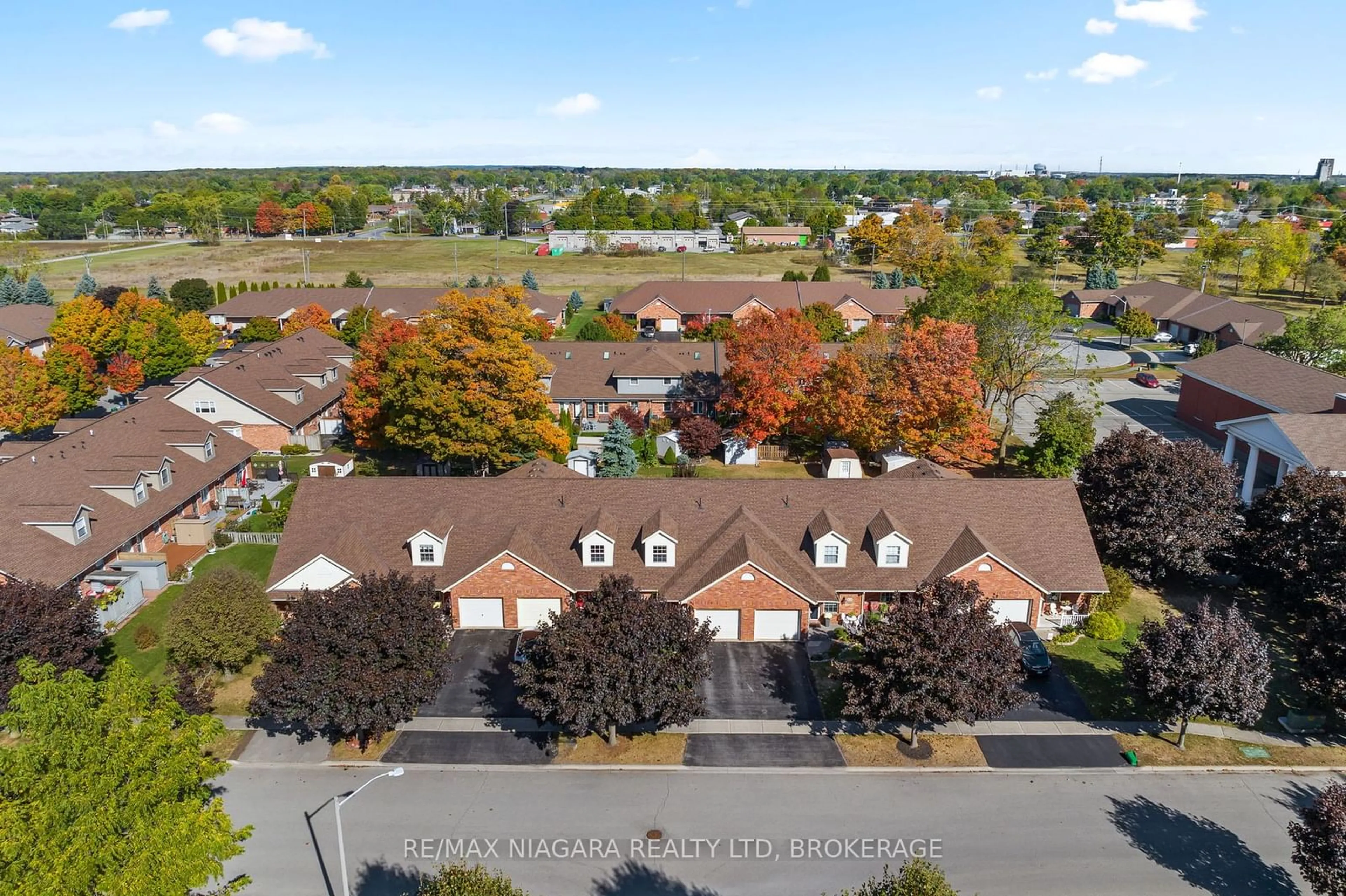 A pic from outside/outdoor area/front of a property/back of a property/a pic from drone, street for 321 Elgin St, Port Colborne Ontario L3K 6A2