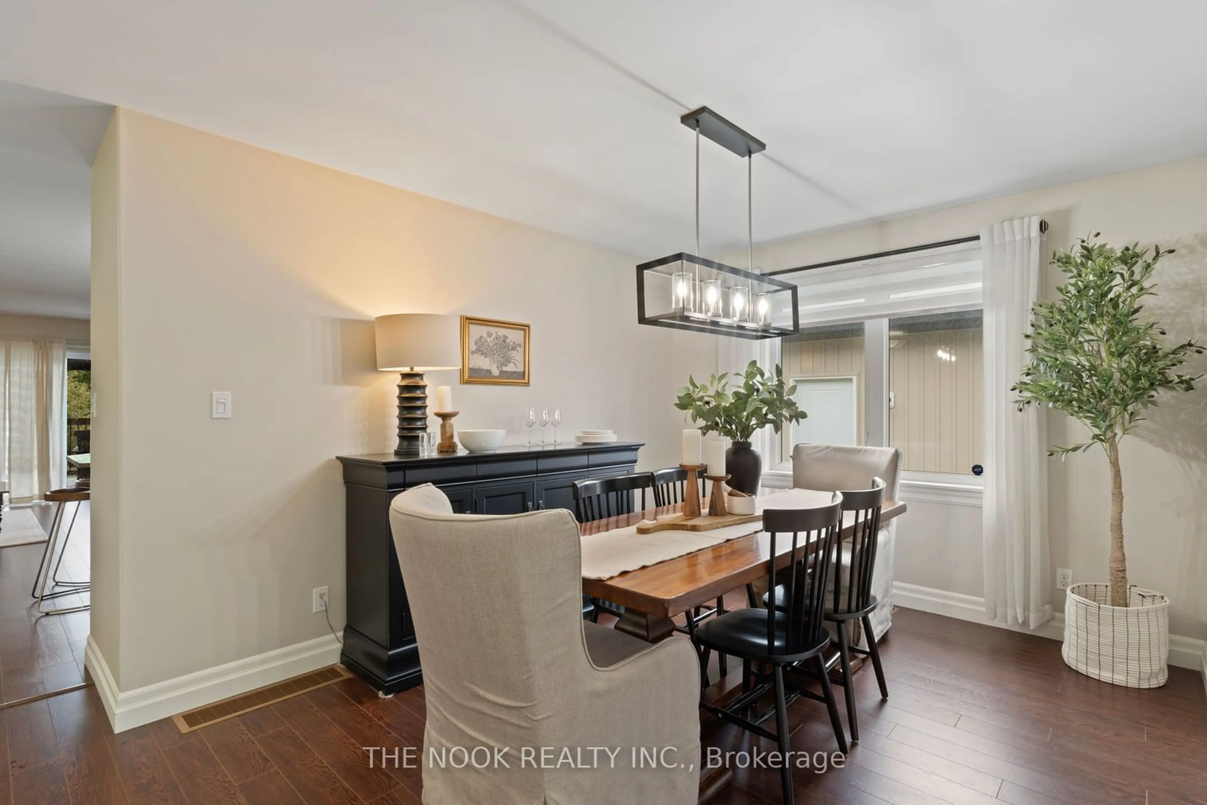 Dining room, wood/laminate floor for 9 Woodburn Dr, Quinte West Ontario K8V 0E1