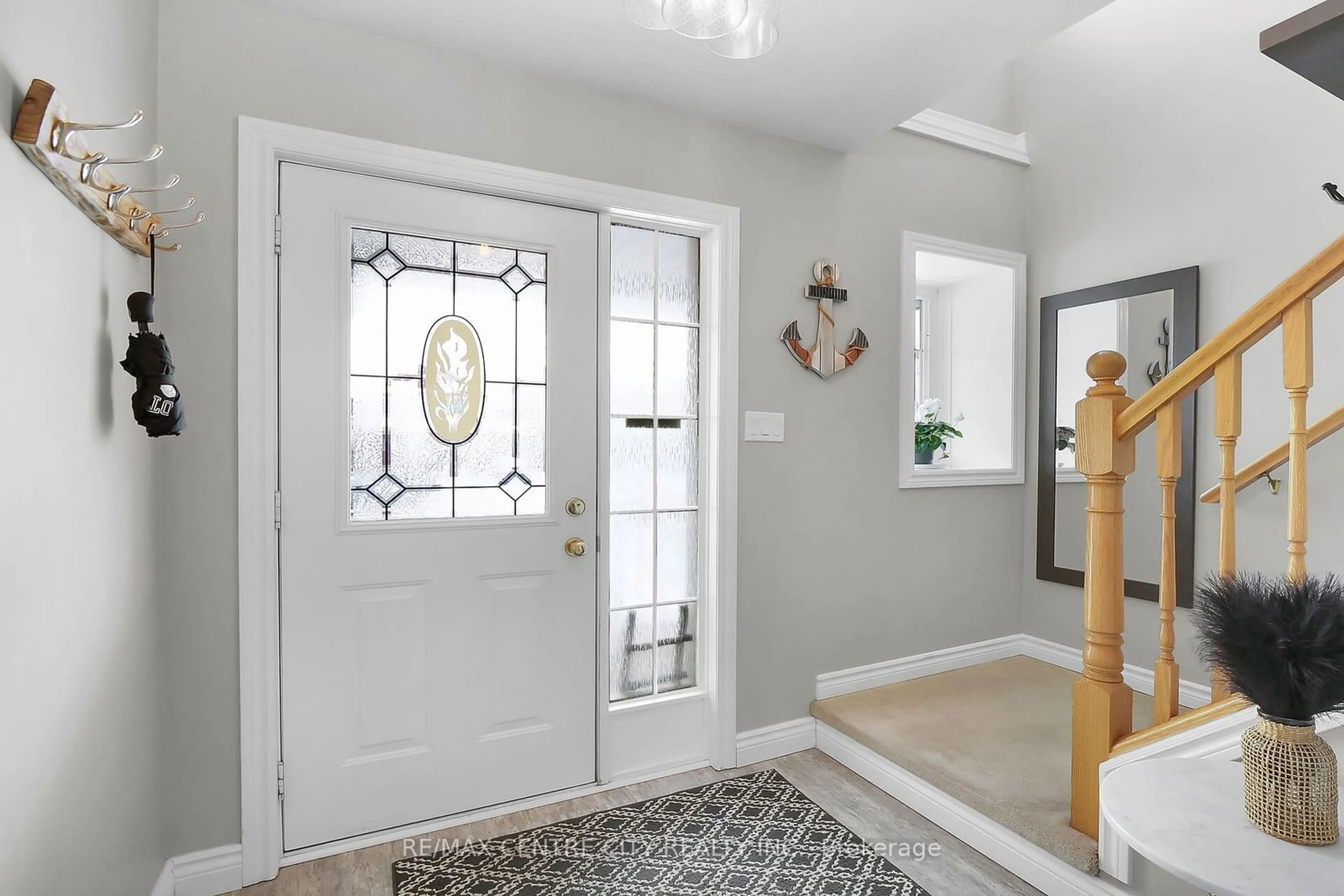 Indoor entryway for 1308 Blackmaple Dr, London Ontario N5Y 5V4