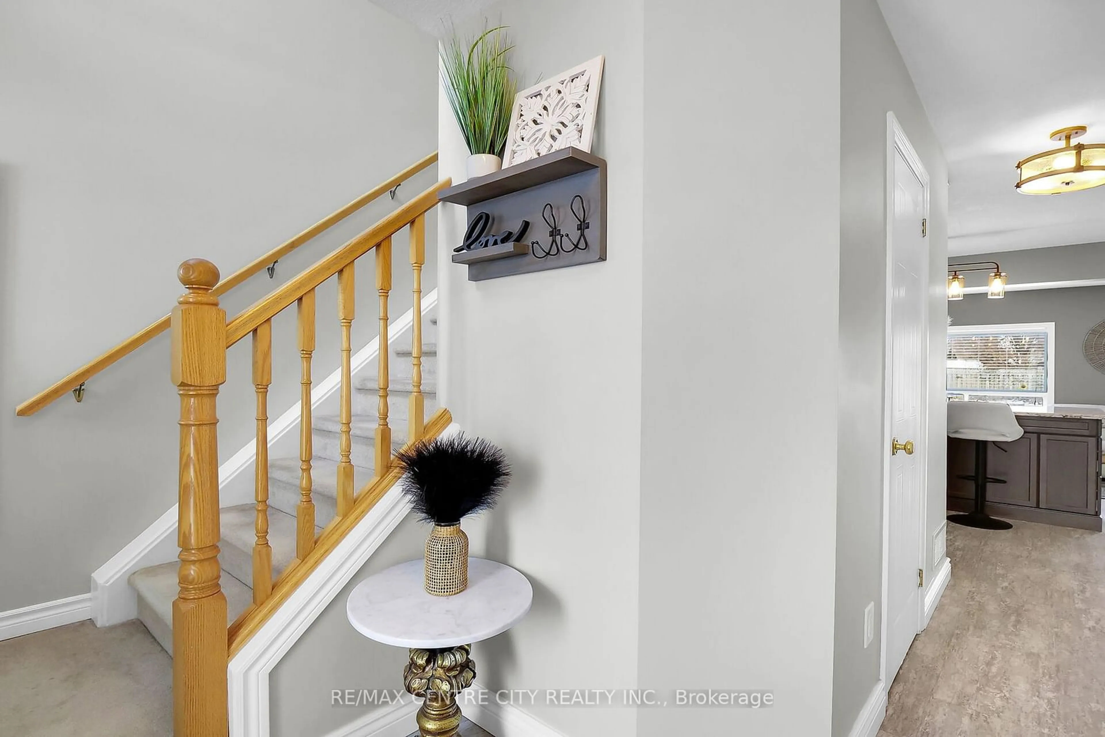 Indoor entryway for 1308 Blackmaple Dr, London Ontario N5Y 5V4