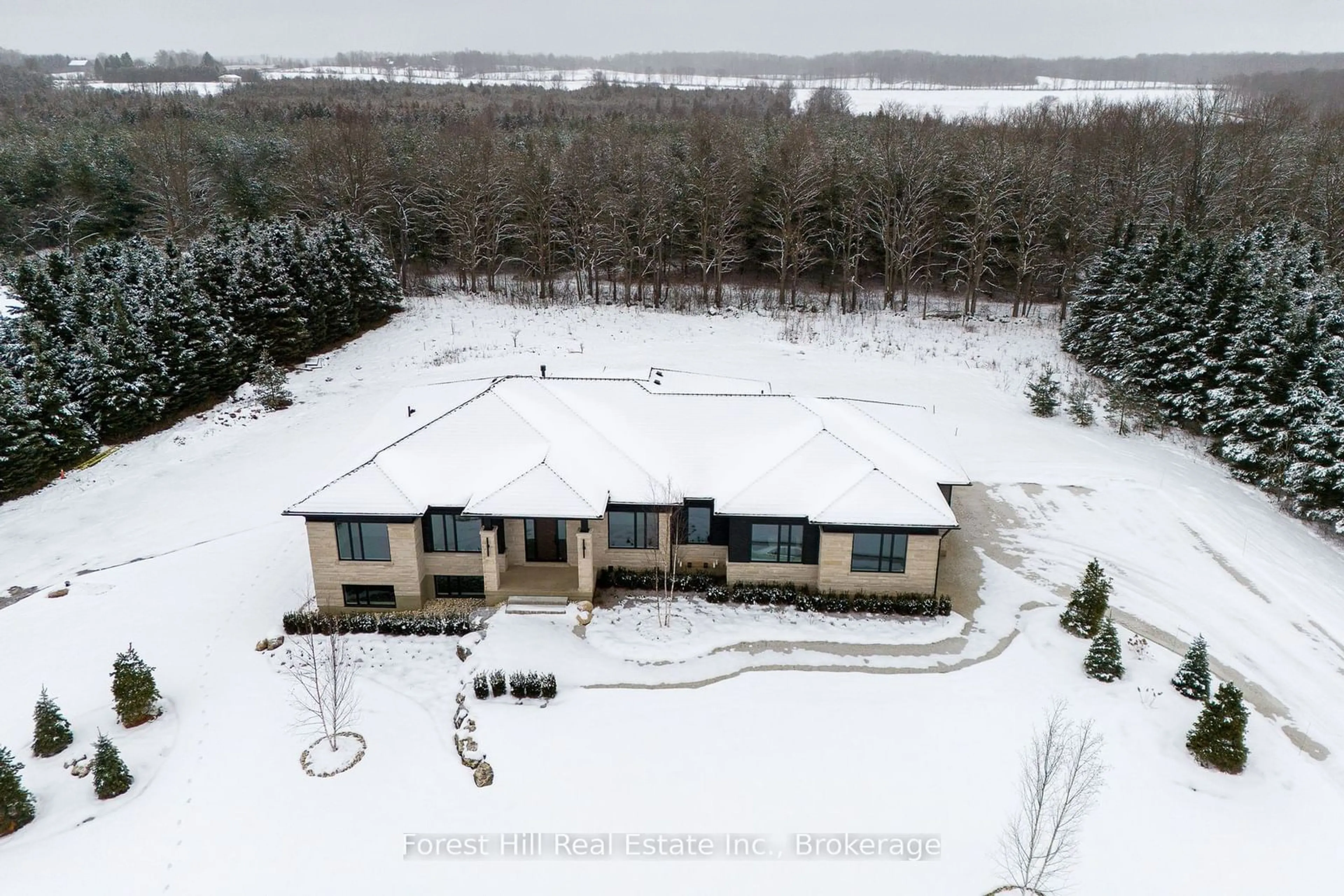 A pic from outside/outdoor area/front of a property/back of a property/a pic from drone, unknown for 147 Blue Jay Cres, Grey Highlands Ontario N0C 1H0