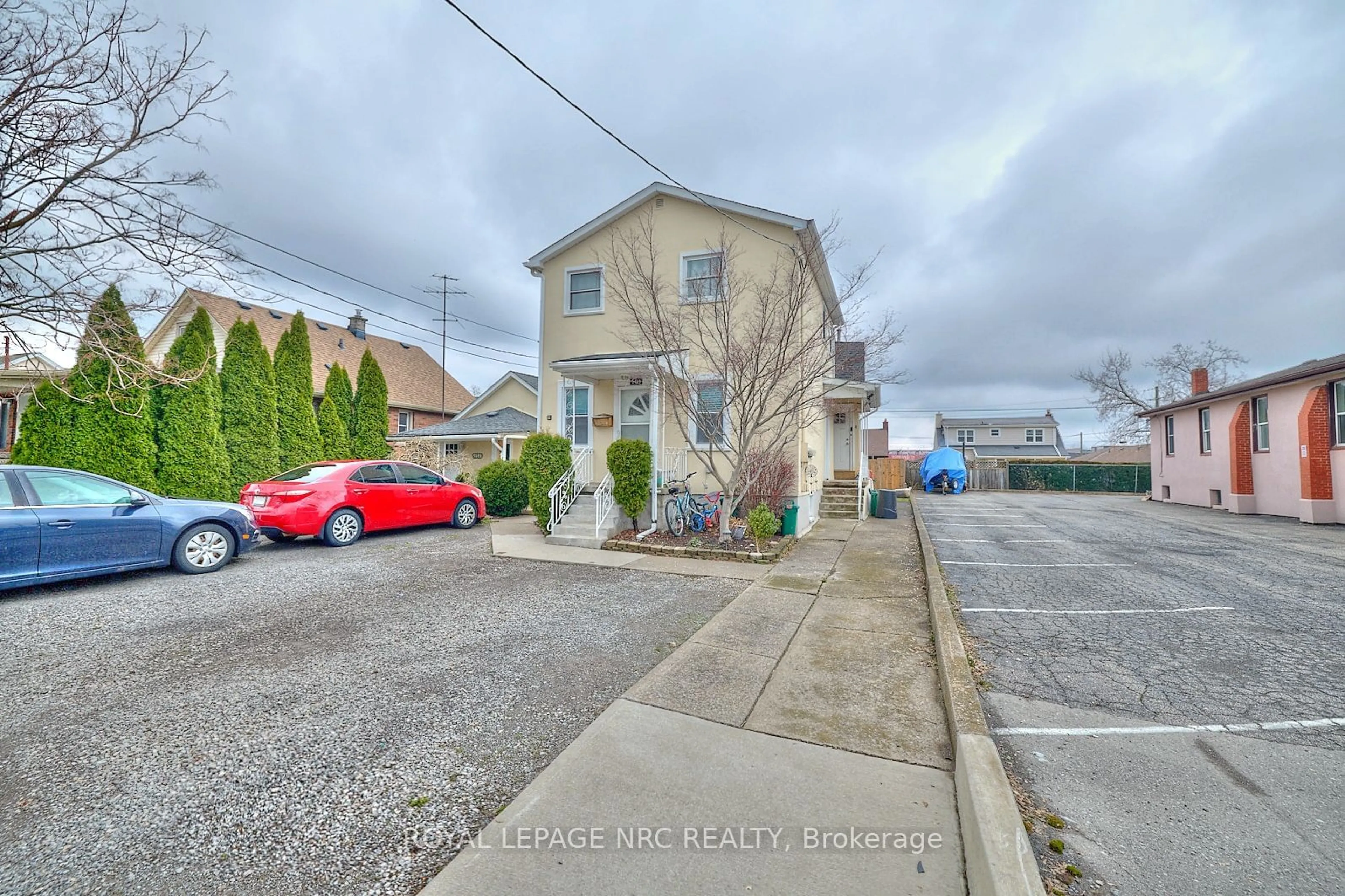 A pic from outside/outdoor area/front of a property/back of a property/a pic from drone, street for 5505 Desson Ave, Niagara Falls Ontario L2G 3S9