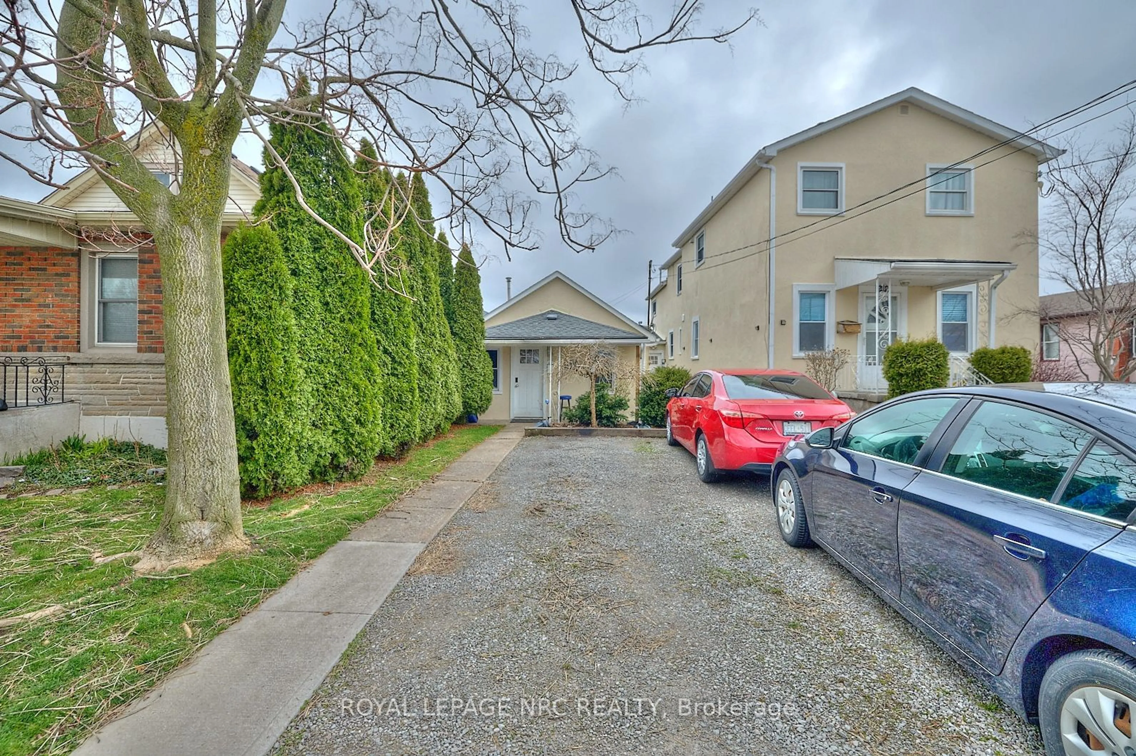 A pic from outside/outdoor area/front of a property/back of a property/a pic from drone, street for 5505 Desson Ave, Niagara Falls Ontario L2G 3S9