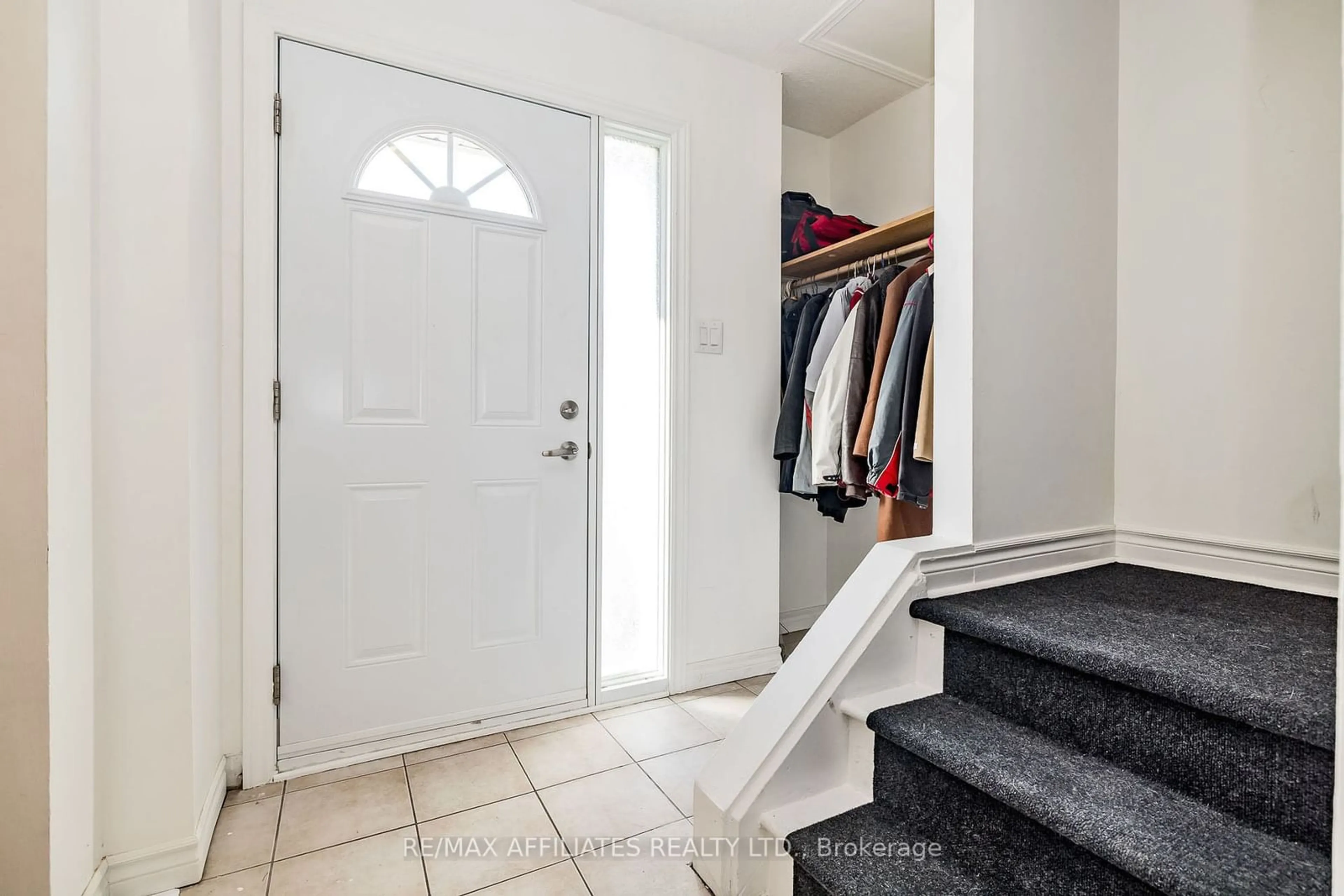 Indoor entryway for 479 MOODIE Dr #C, Bells Corners and South to Fallowfield Ontario K2H 8T7