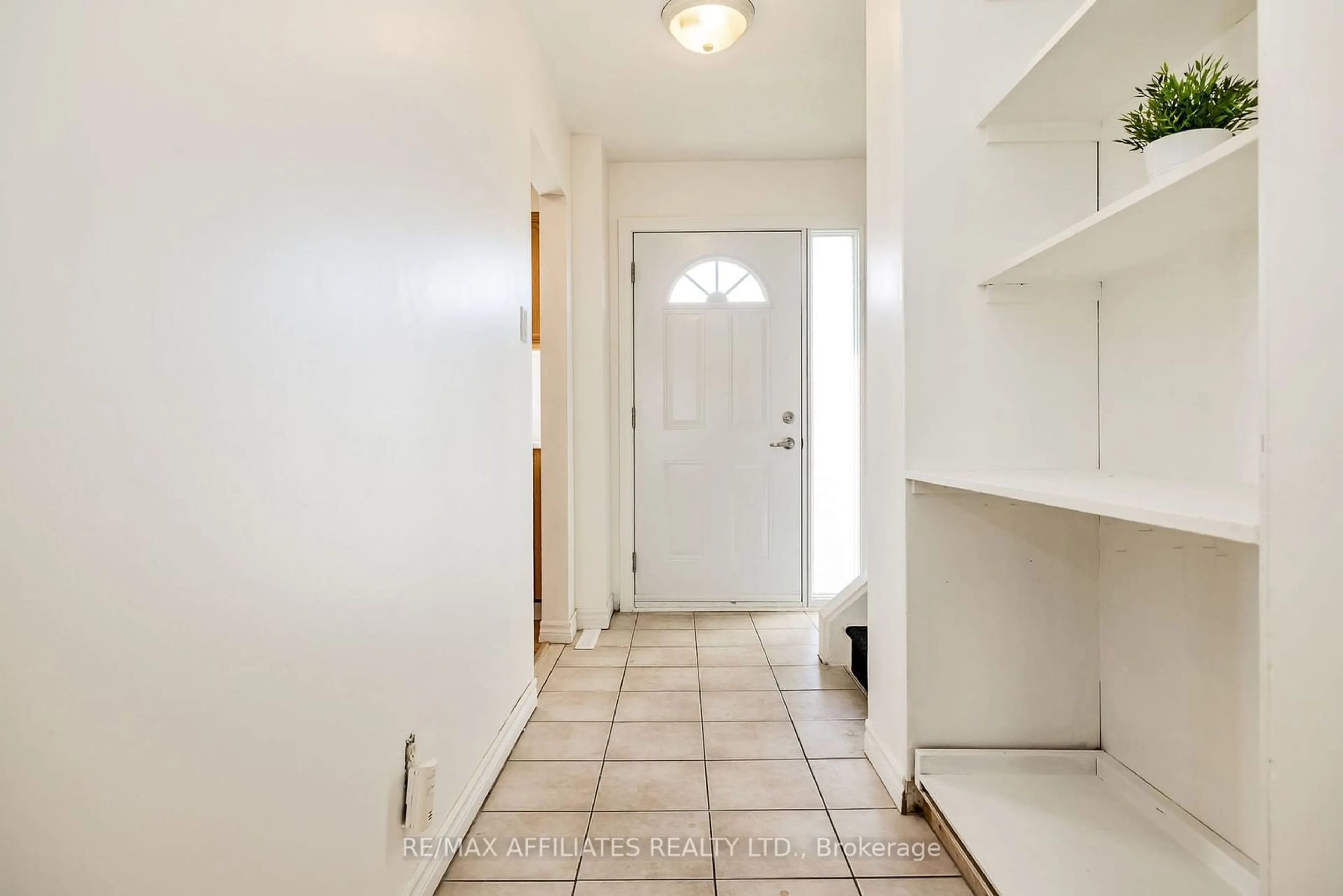 Indoor entryway for 479 MOODIE Dr #C, Bells Corners and South to Fallowfield Ontario K2H 8T7