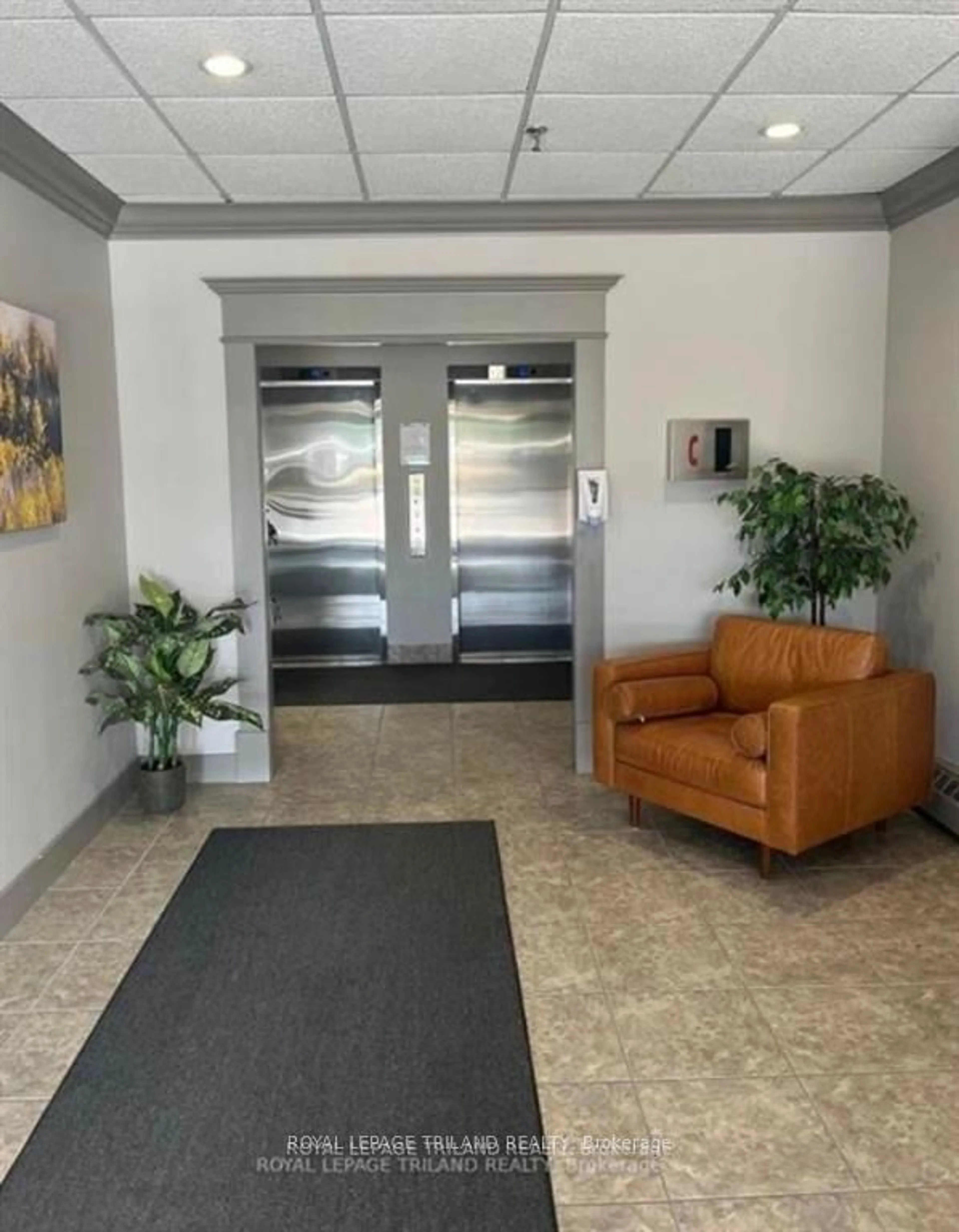 Indoor foyer for 1255 COMMISSIONERS Rd #705, London Ontario N6K 3N5