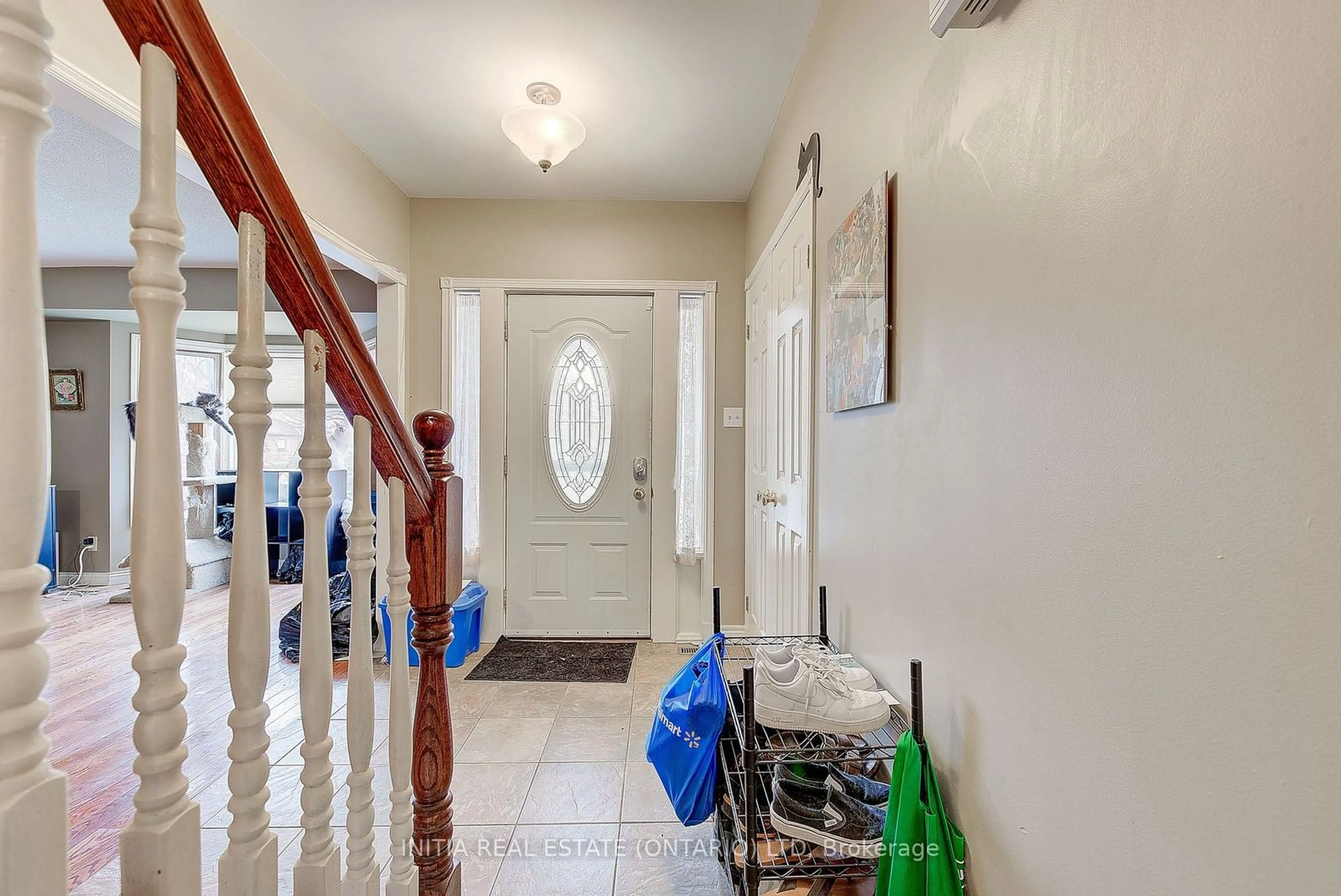 Indoor entryway for 212 Killarney Grve, London Ontario N5X 3X6