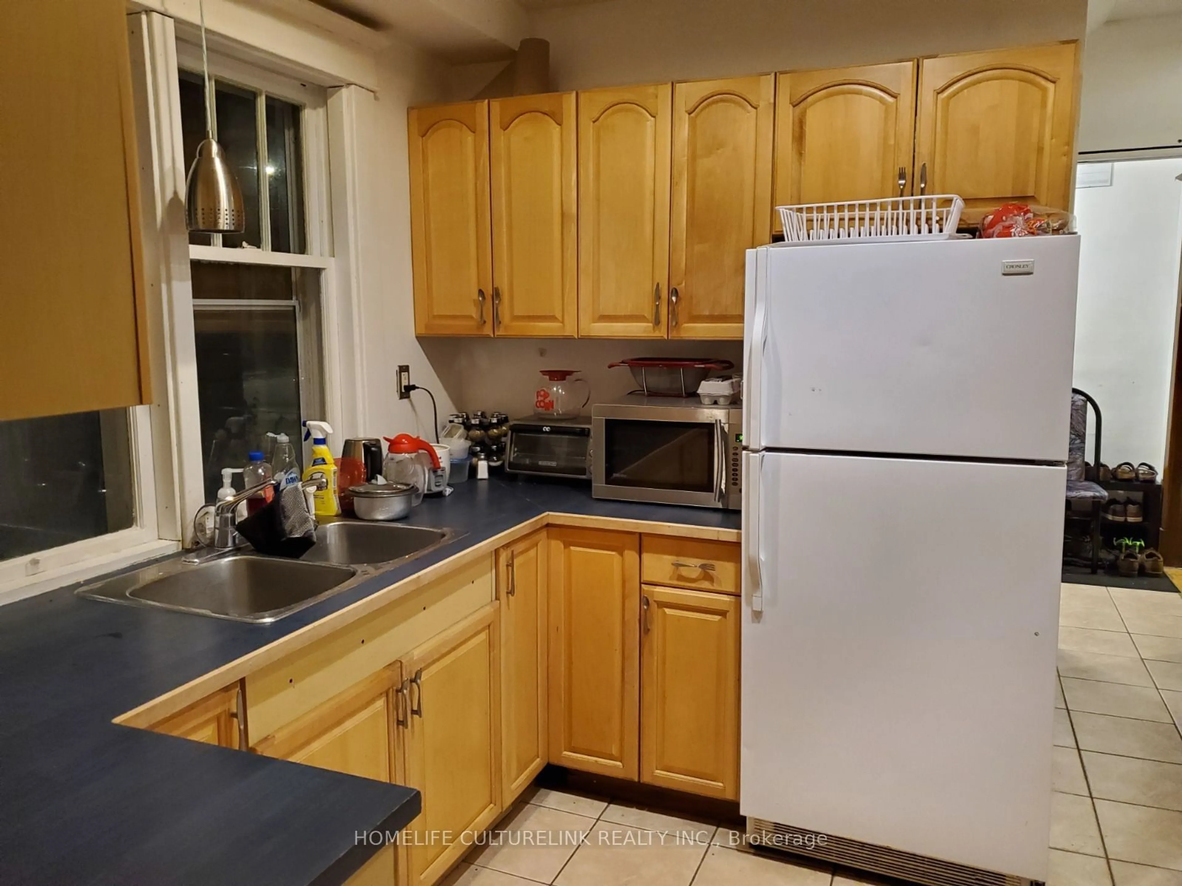 Standard kitchen, unknown for 180 Erb St, Waterloo Ontario N2L 1V3