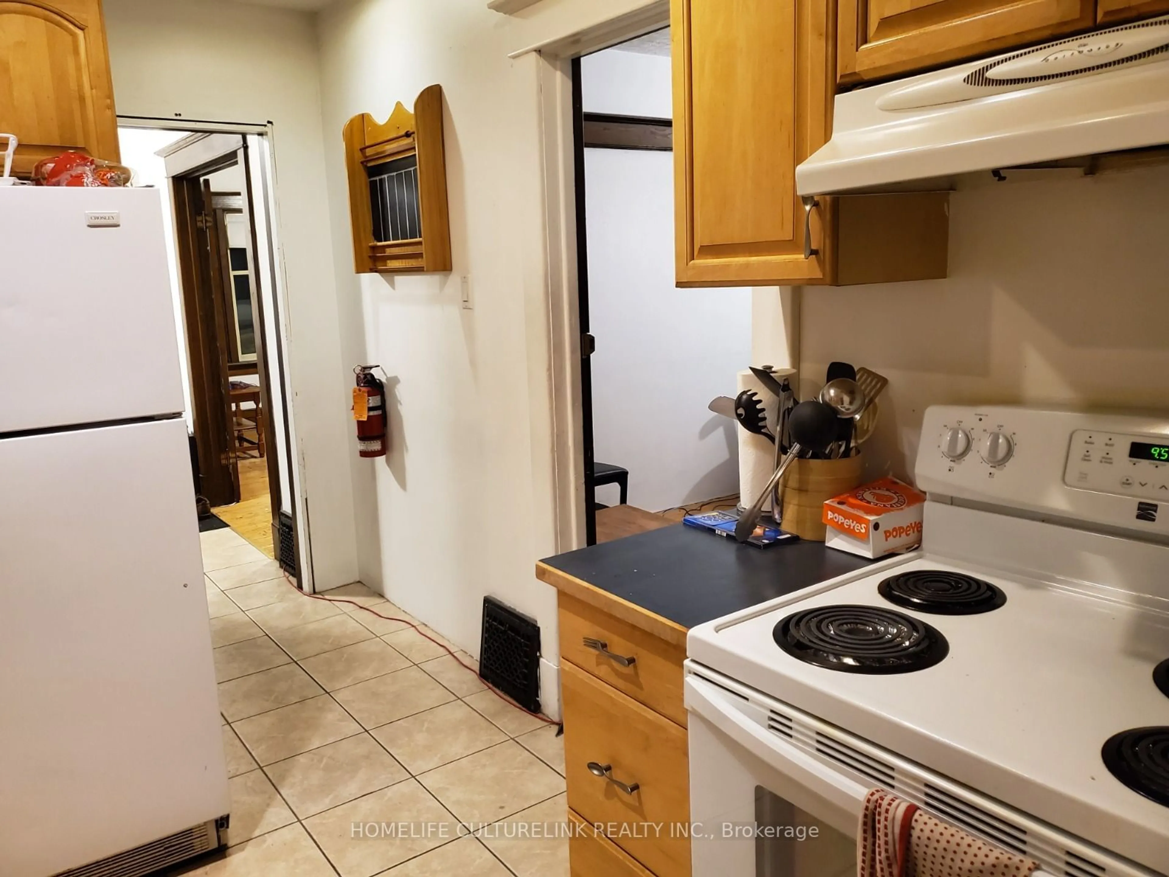 Standard kitchen, ceramic/tile floor for 180 Erb St, Waterloo Ontario N2L 1V3