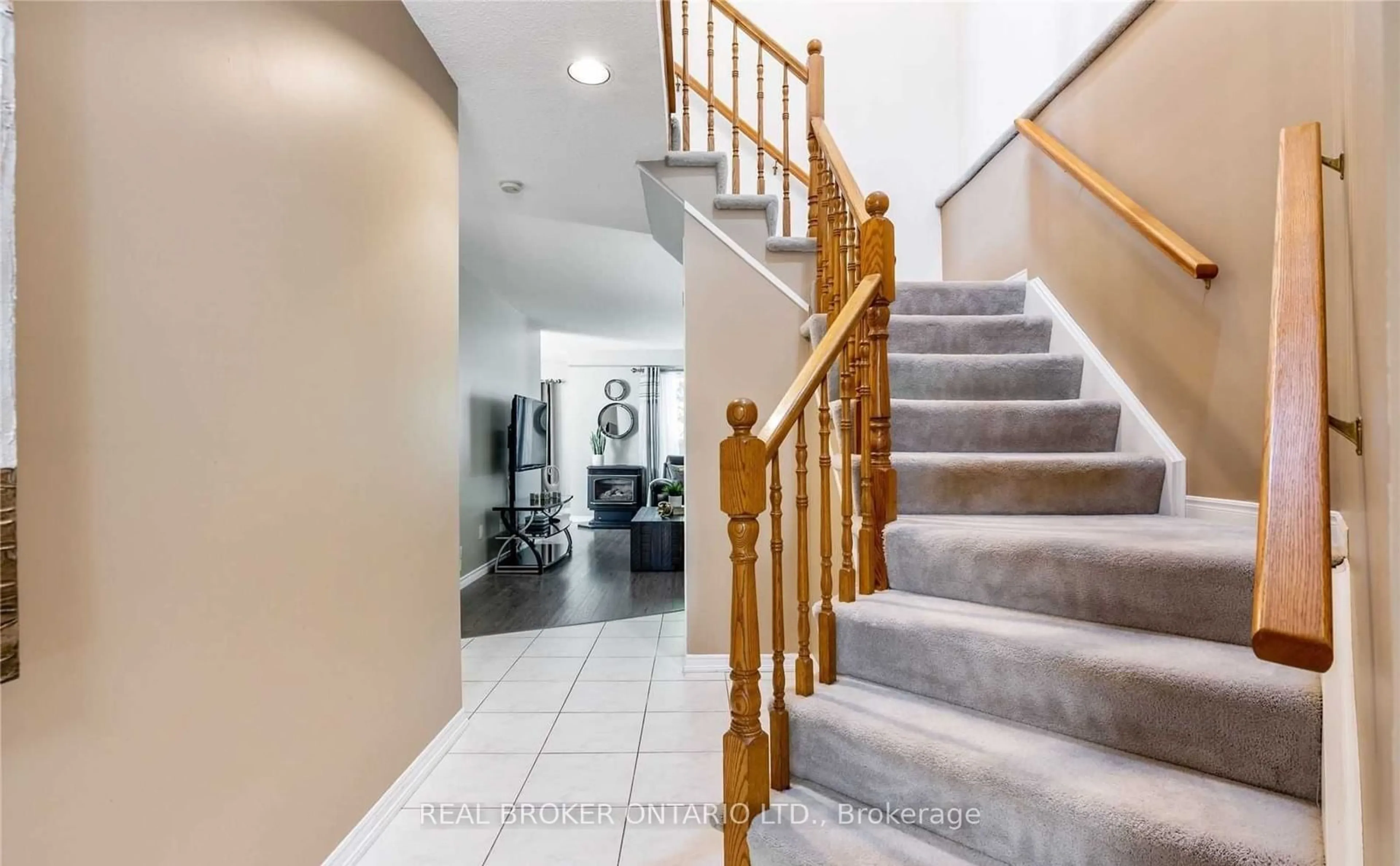 Indoor foyer for 20 Elderridge Crt, Hamilton Ontario L8J 3R1