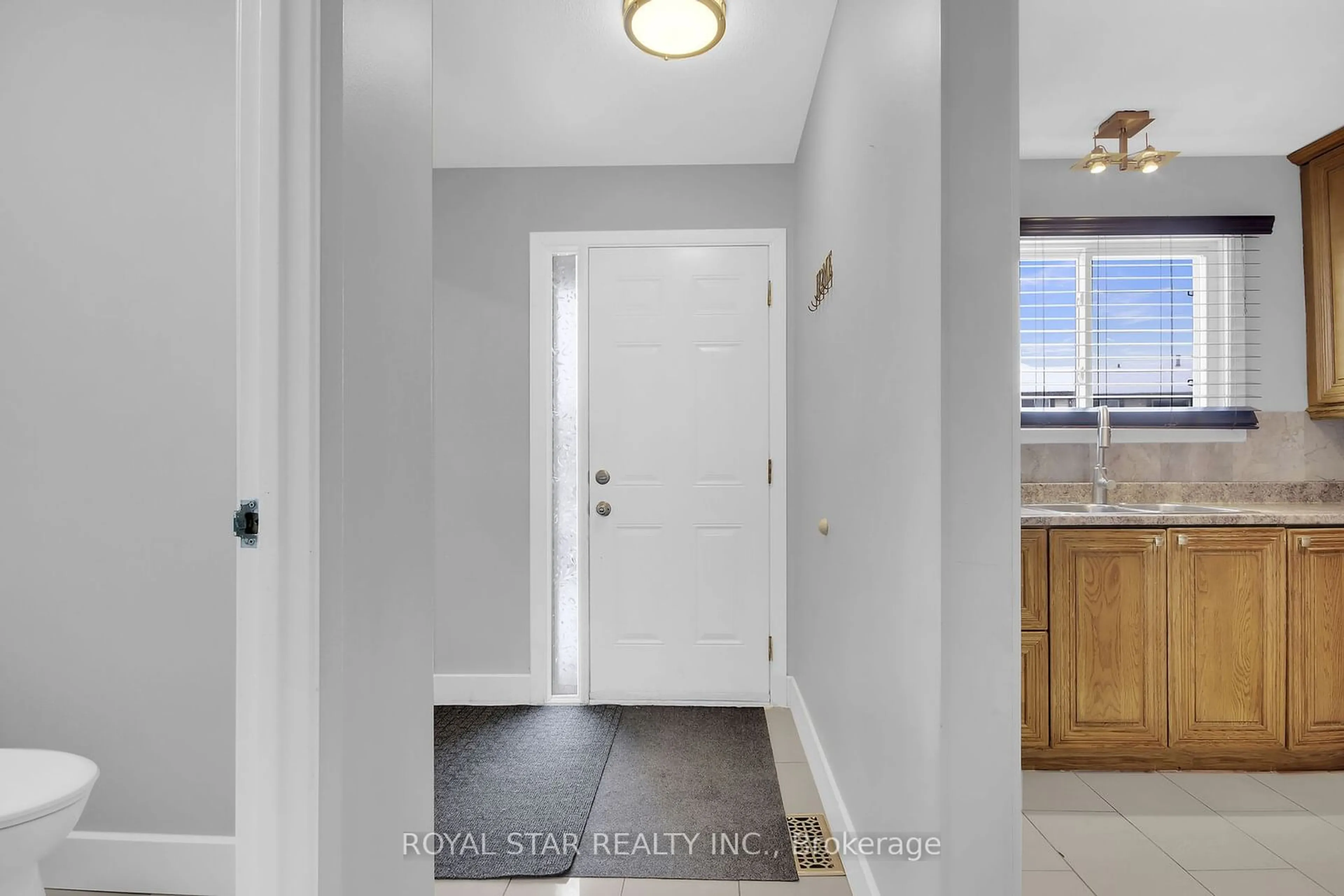 Indoor entryway for 2610 Pimlico Cres, Blossom Park - Airport and Area Ontario K1T 2A8