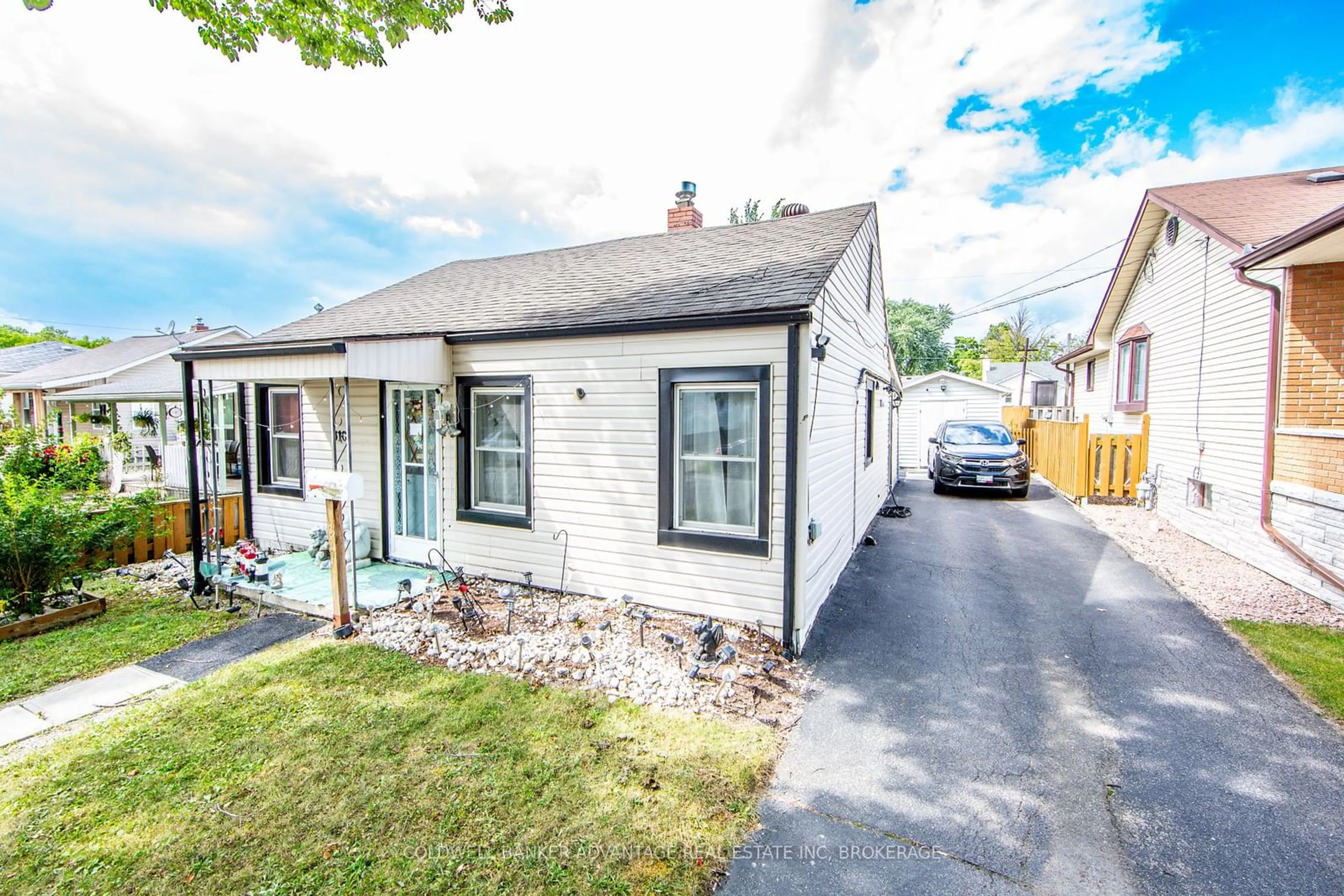 A pic from outside/outdoor area/front of a property/back of a property/a pic from drone, street for 310 Commando St, Welland Ontario L3B 4T3