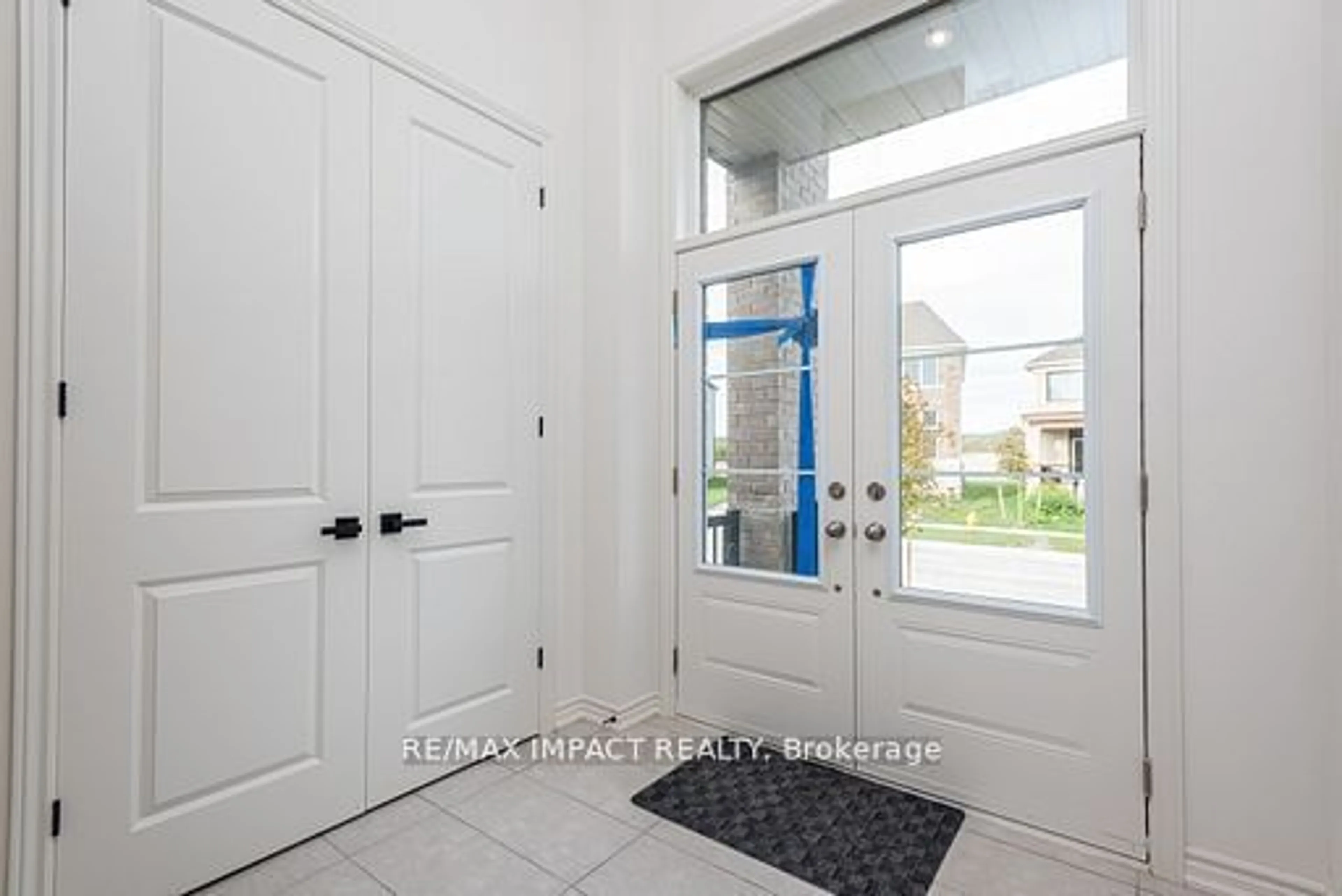 Indoor entryway for 532 Hornbeck St, Cobourg Ontario K9A 4A1