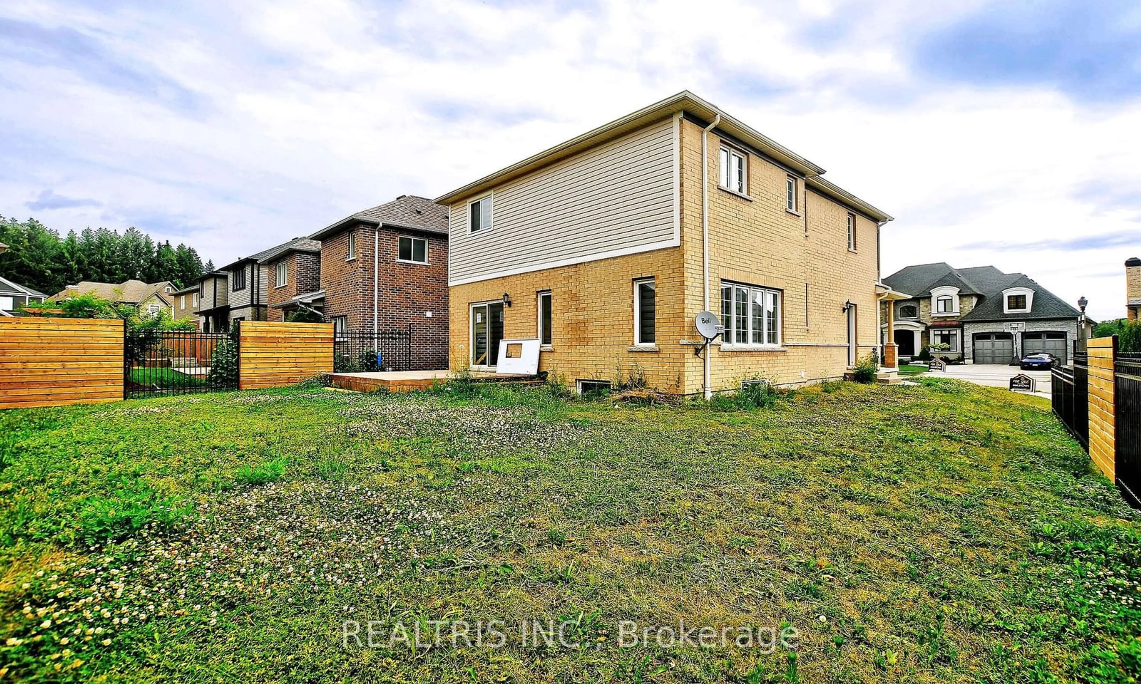 Home with brick exterior material, building for 85 Eaglecrest St, Kitchener Ontario N2K 0C7