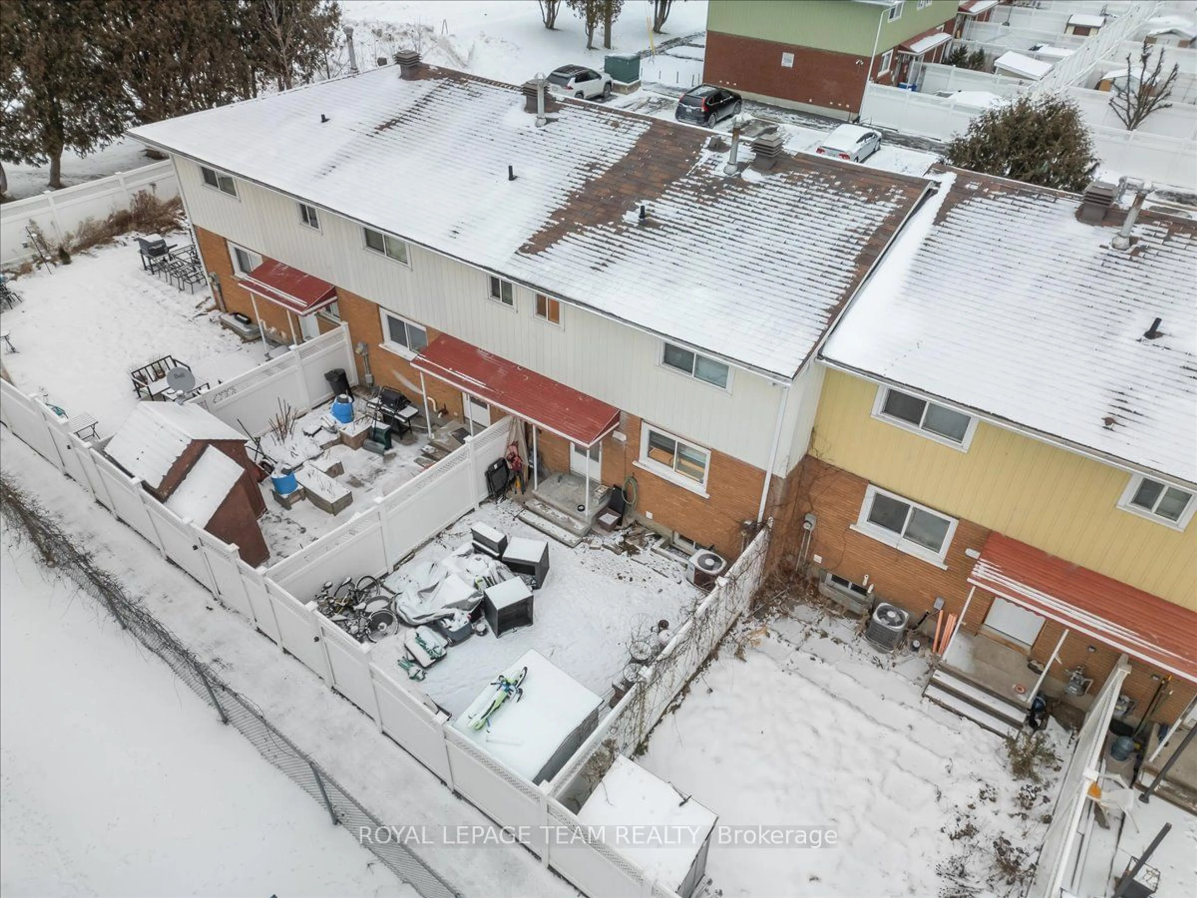 A pic from outside/outdoor area/front of a property/back of a property/a pic from drone, building for 1295 Ledbury Ave #34, Hunt Club - South Keys and Area Ontario K1V 6W6