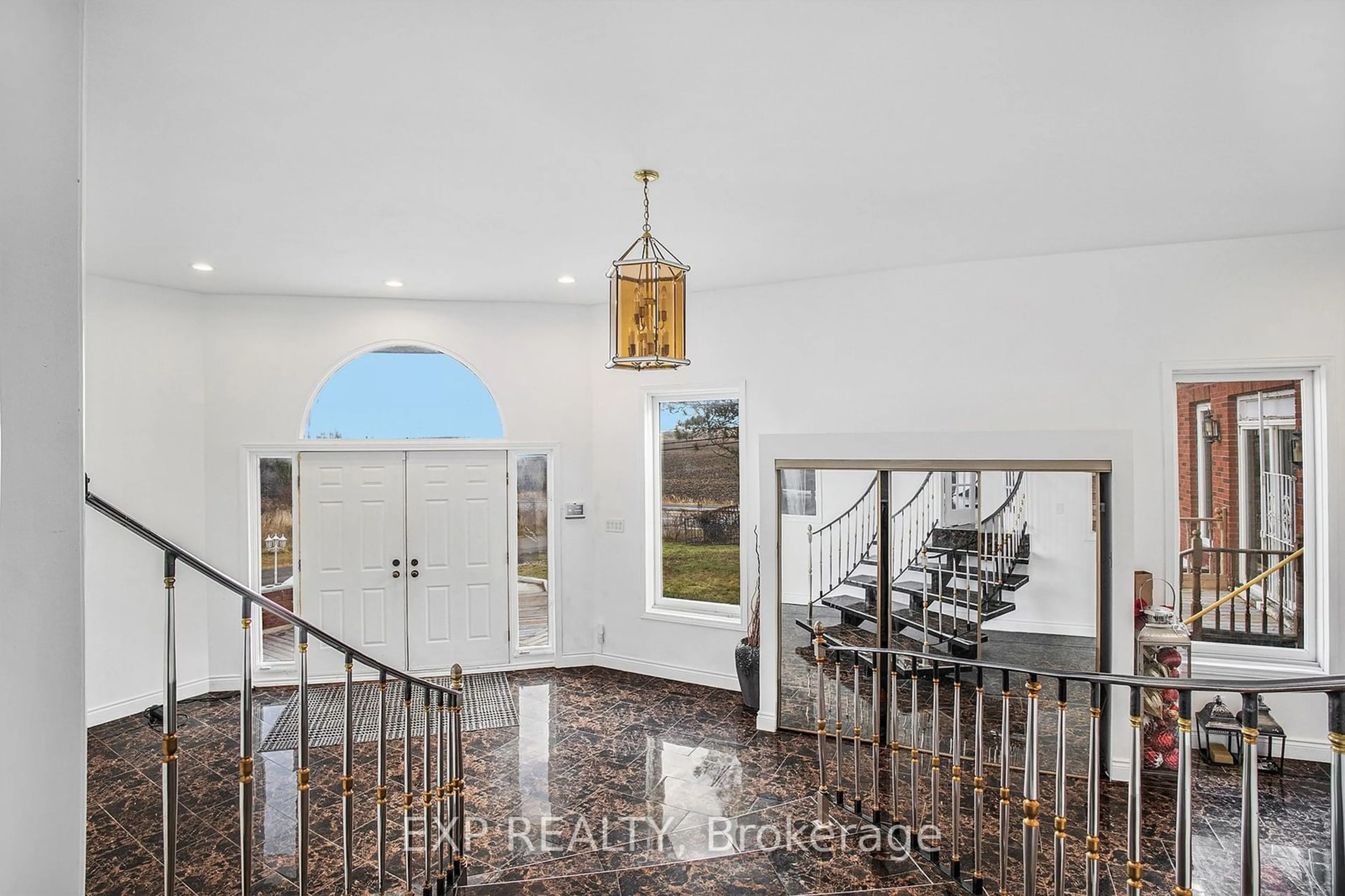 Indoor foyer for 8411 Russell Rd, Ottawa Ontario K4B 0J7