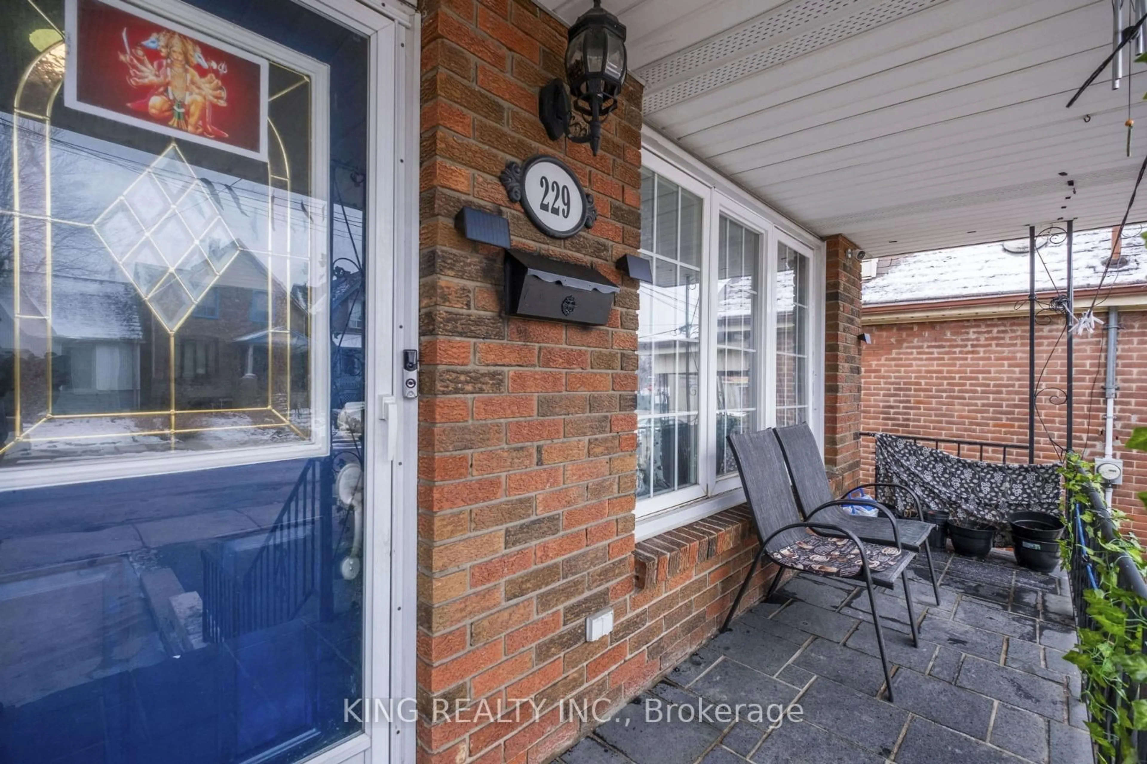 Indoor entryway for 229 Picton St, Hamilton Ontario L8L 3W8