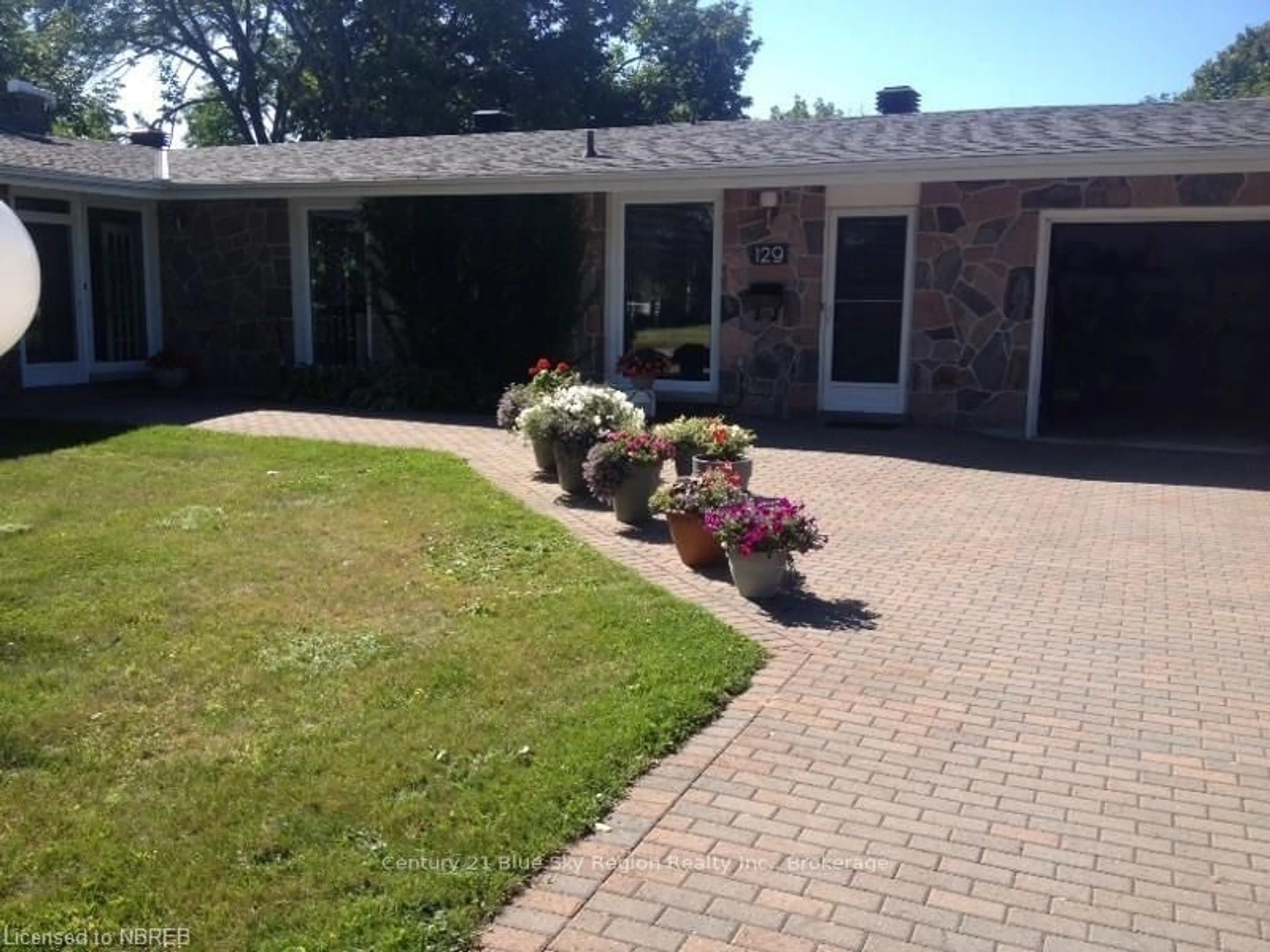 A pic from outside/outdoor area/front of a property/back of a property/a pic from drone, street for 129 WALLACE HEIGHTS Dr, North Bay Ontario P1C 1E7