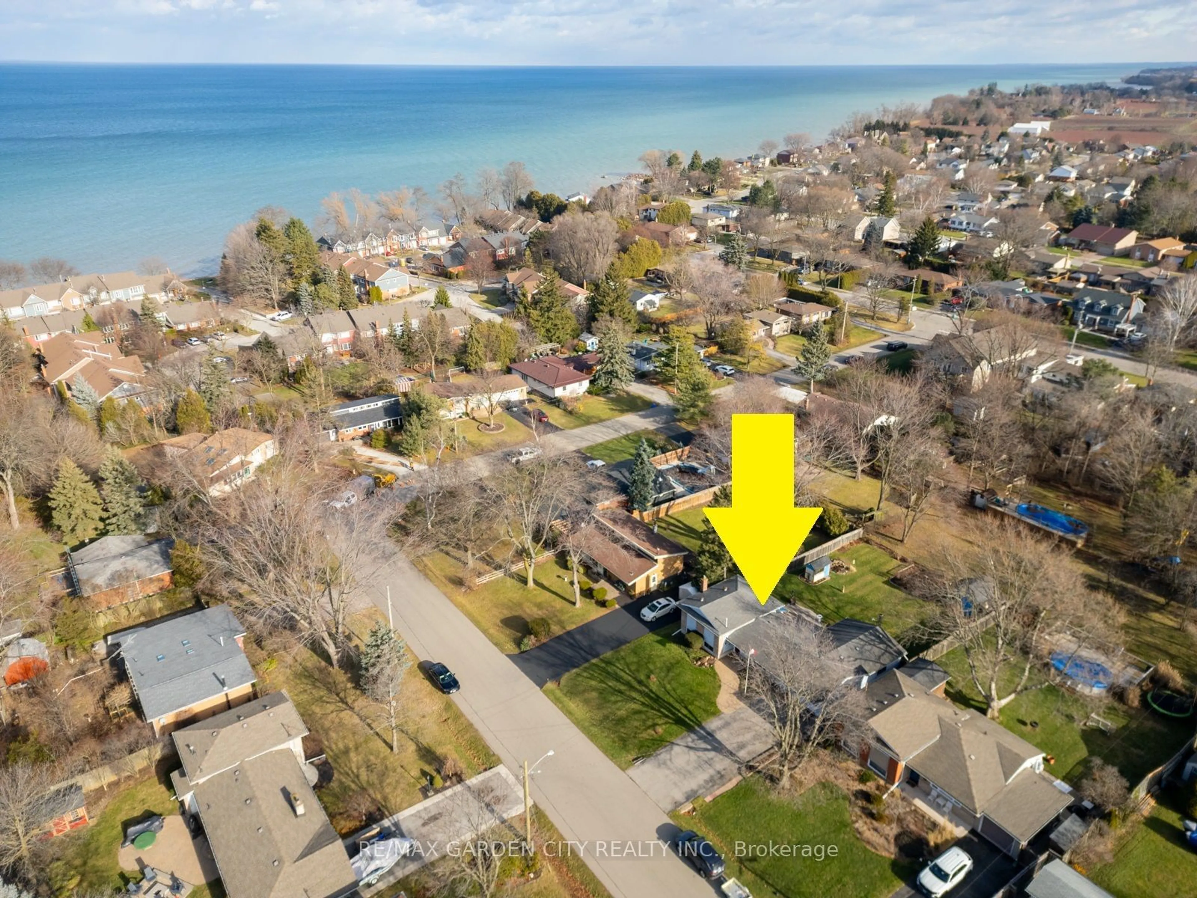 A pic from outside/outdoor area/front of a property/back of a property/a pic from drone, water/lake/river/ocean view for 4 BENDAMERE Dr, Grimsby Ontario L3M 2N3