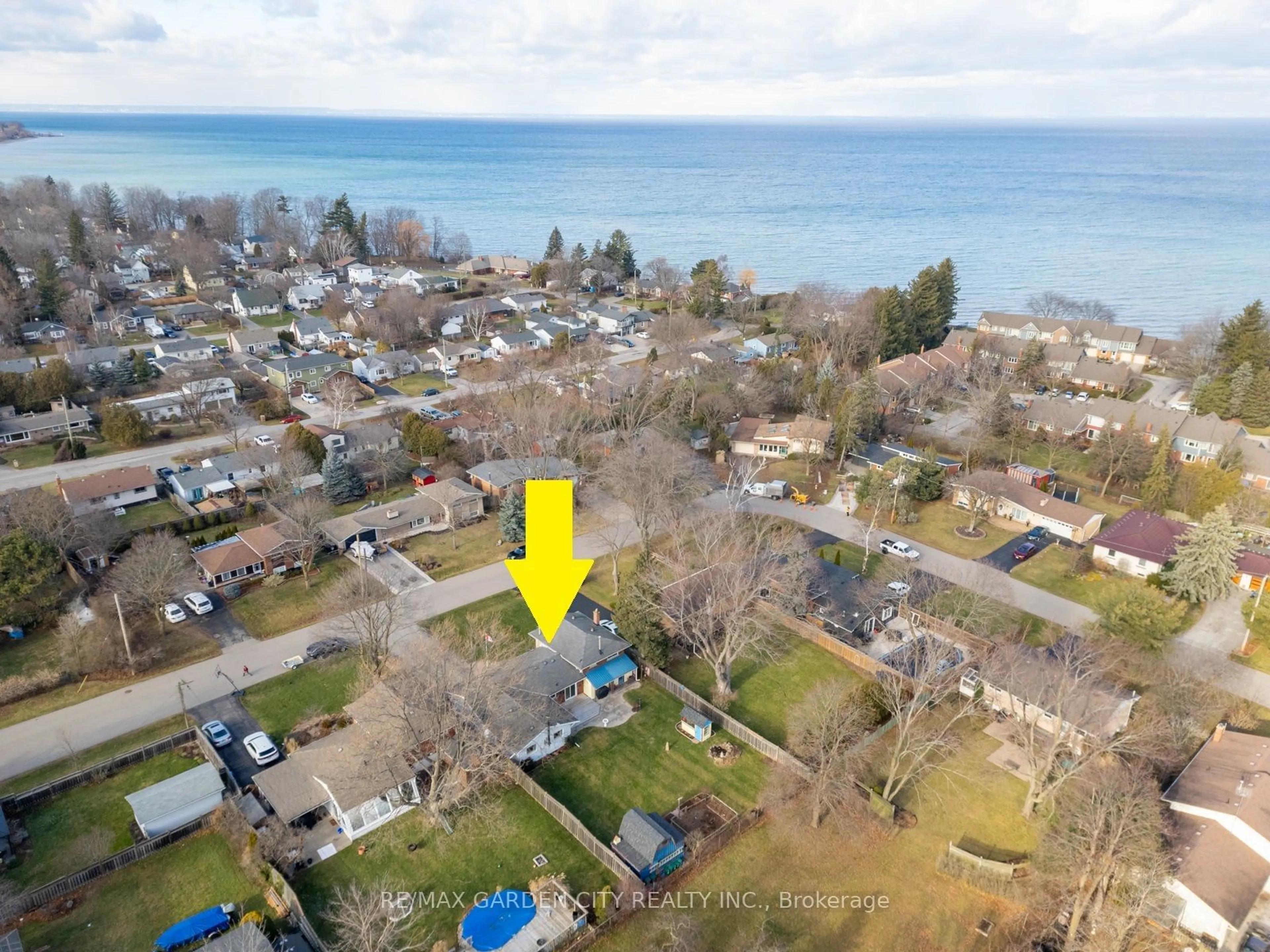 A pic from outside/outdoor area/front of a property/back of a property/a pic from drone, water/lake/river/ocean view for 4 BENDAMERE Dr, Grimsby Ontario L3M 2N3