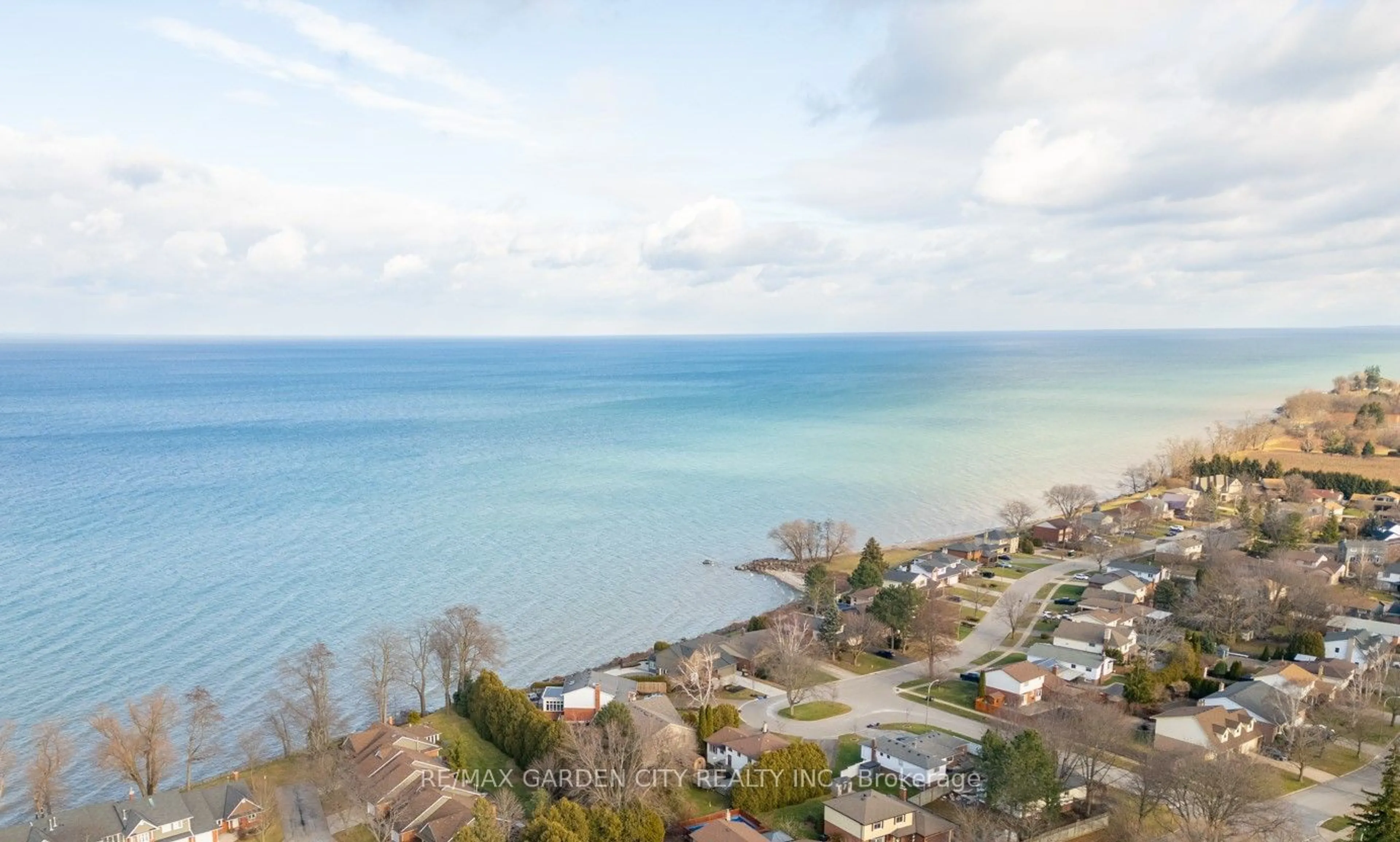 A pic from outside/outdoor area/front of a property/back of a property/a pic from drone, water/lake/river/ocean view for 4 BENDAMERE Dr, Grimsby Ontario L3M 2N3