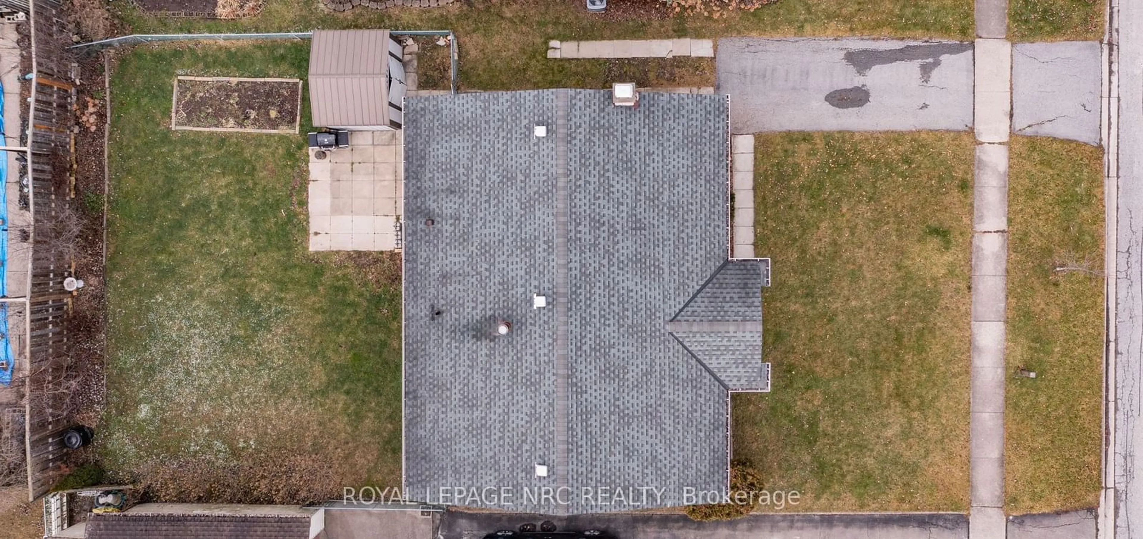 A pic from outside/outdoor area/front of a property/back of a property/a pic from drone, building for 6307 Kirkland Dr, Niagara Falls Ontario L2H 2A7