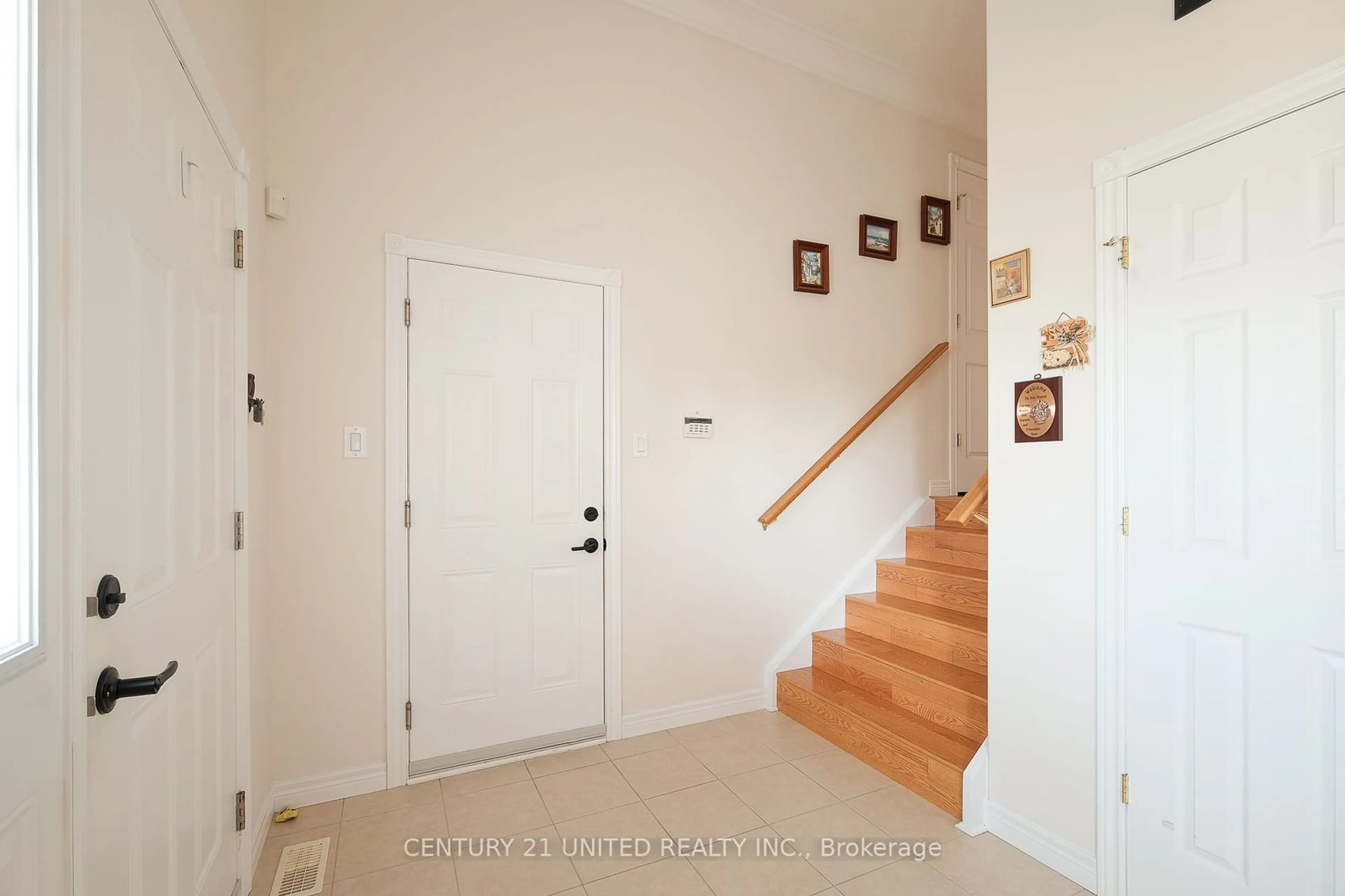 Indoor entryway for 1538 Ireland Dr, Peterborough Ontario K9K 2T2