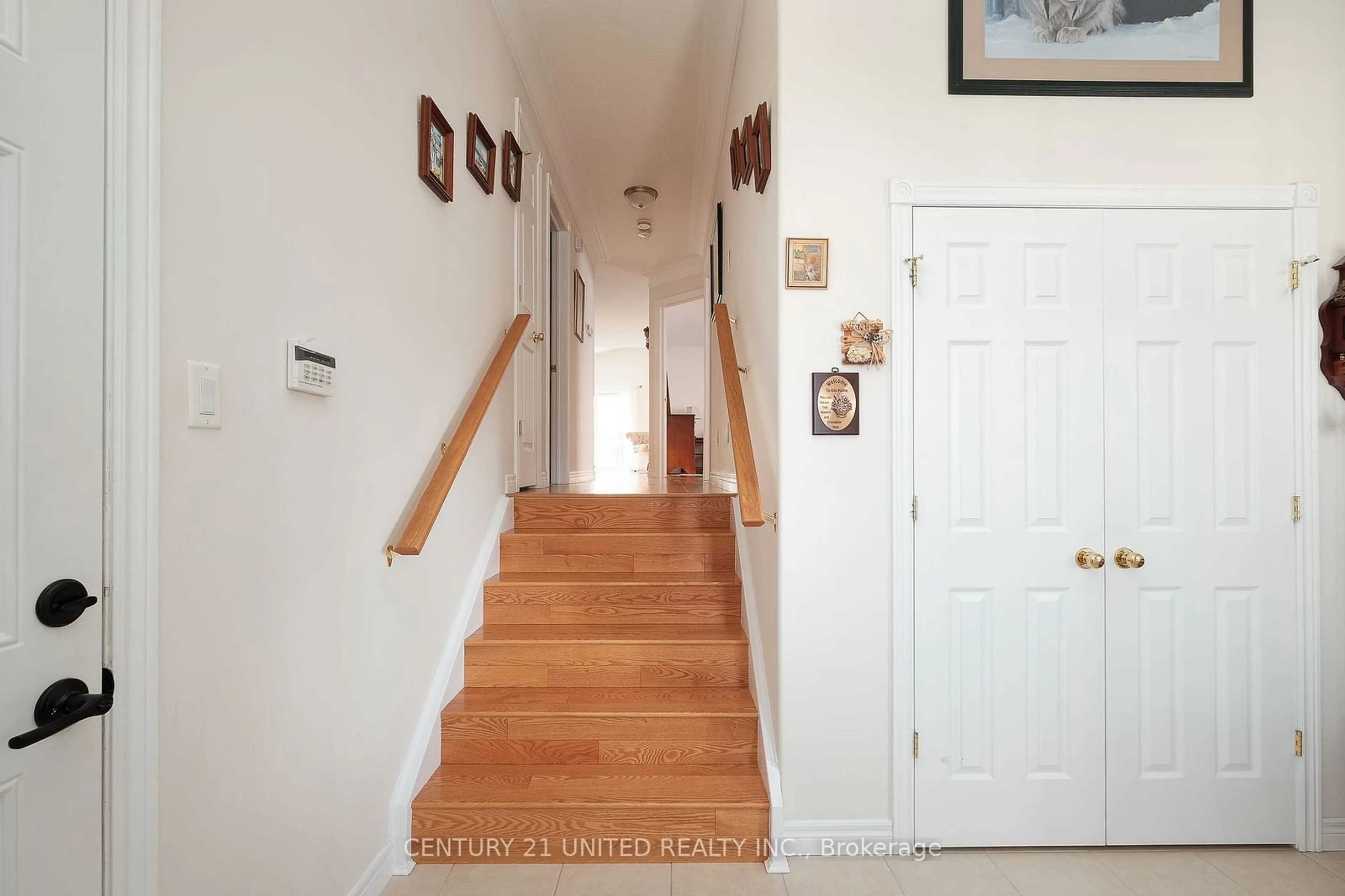 Indoor entryway for 1538 Ireland Dr, Peterborough Ontario K9K 2T2