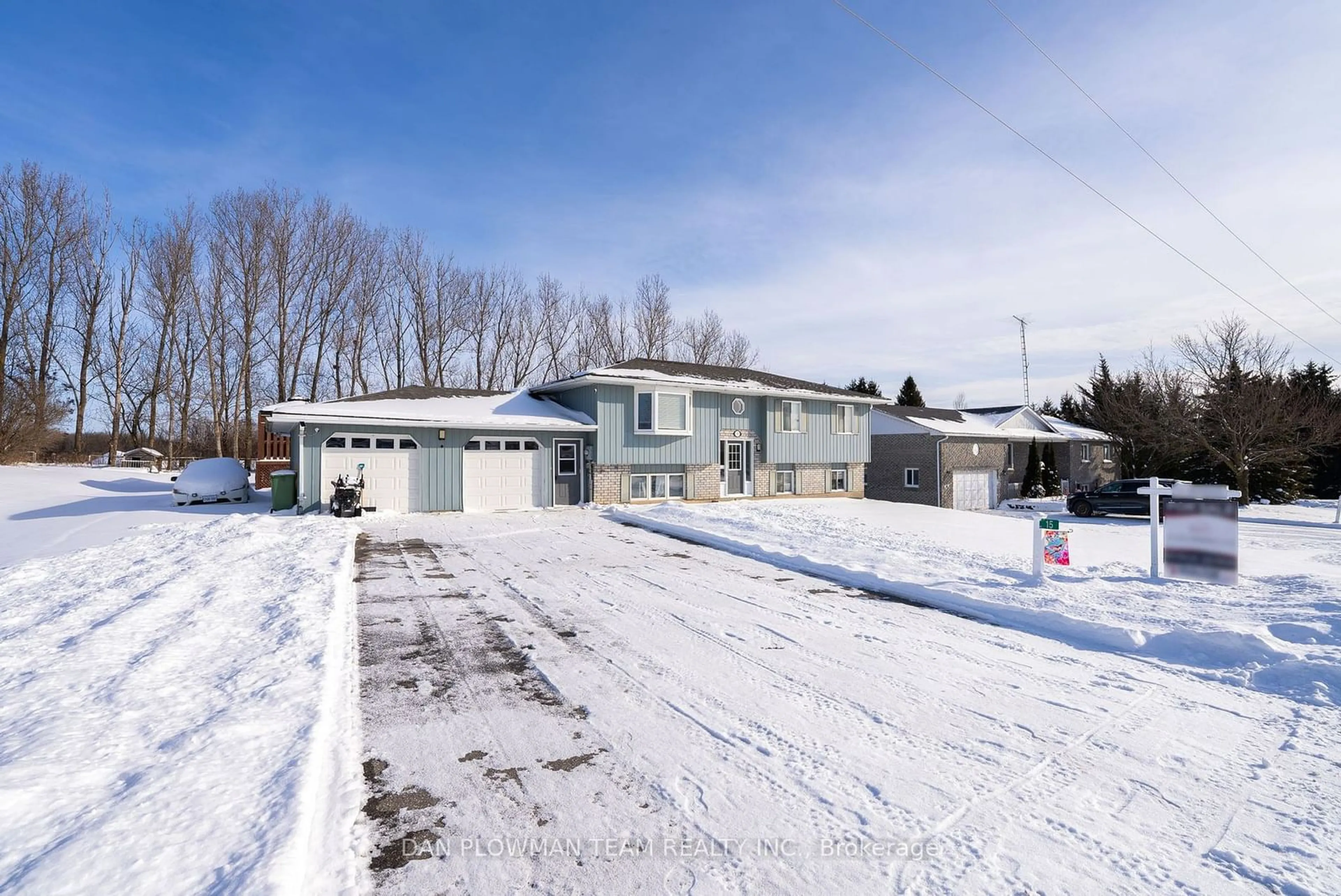 A pic from outside/outdoor area/front of a property/back of a property/a pic from drone, street for 15 Sparrow Crt, Kawartha Lakes Ontario K0M 2C0