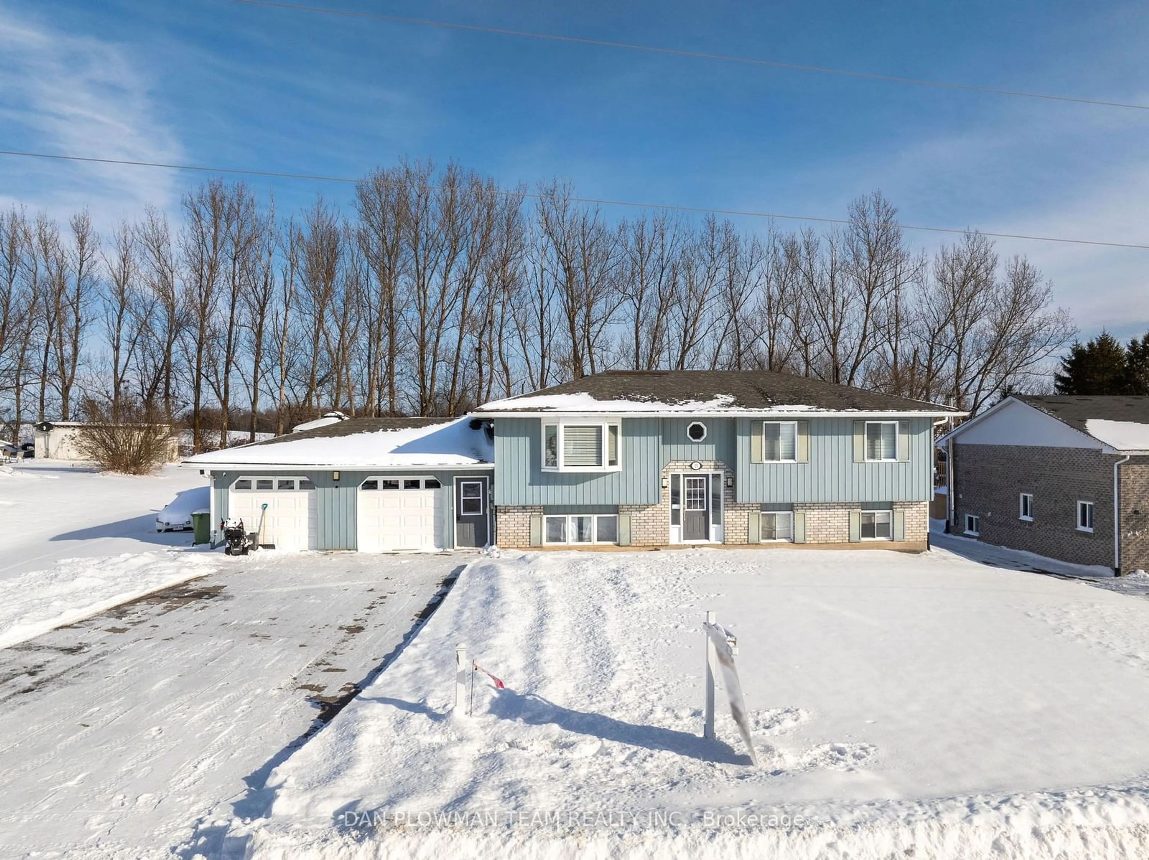 A pic from outside/outdoor area/front of a property/back of a property/a pic from drone, street for 15 Sparrow Crt, Kawartha Lakes Ontario K0M 2C0